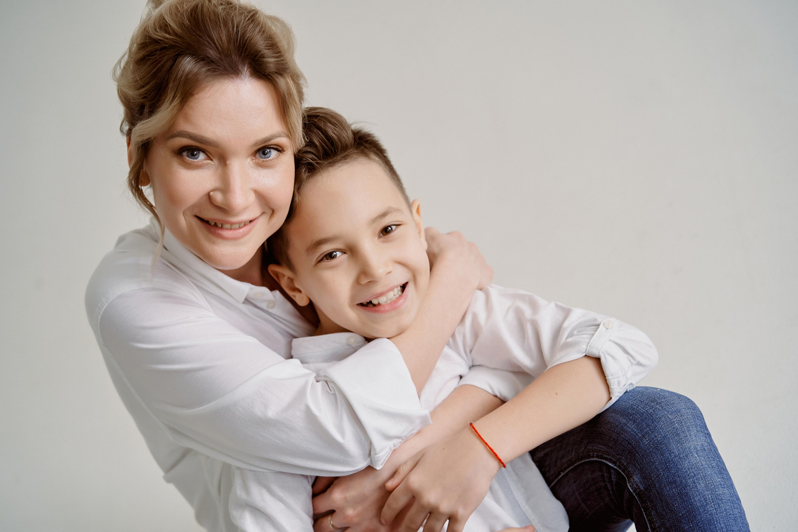 Фотосессия мамы и сына в студии. Фото и видеосъемка. Легко и круто. Алехины Анна и Сергей