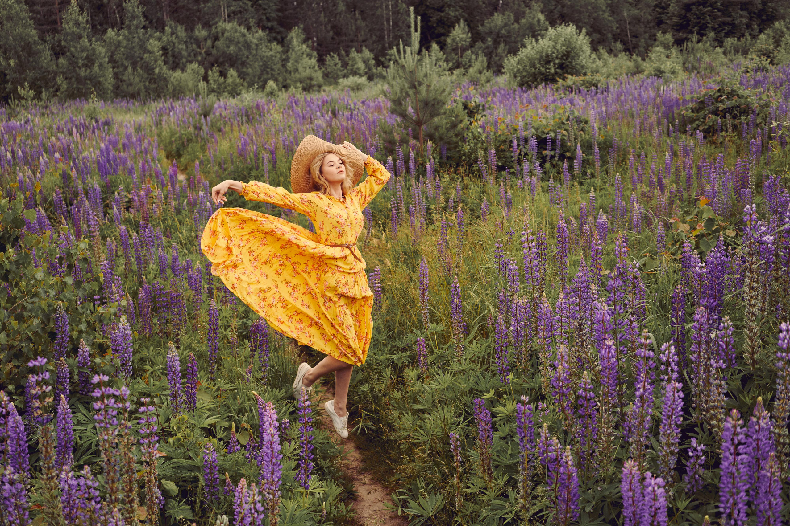 Девушка в поле люпинов. Фото и видеосъемка. Легко и круто. Алехины Анна и Сергей