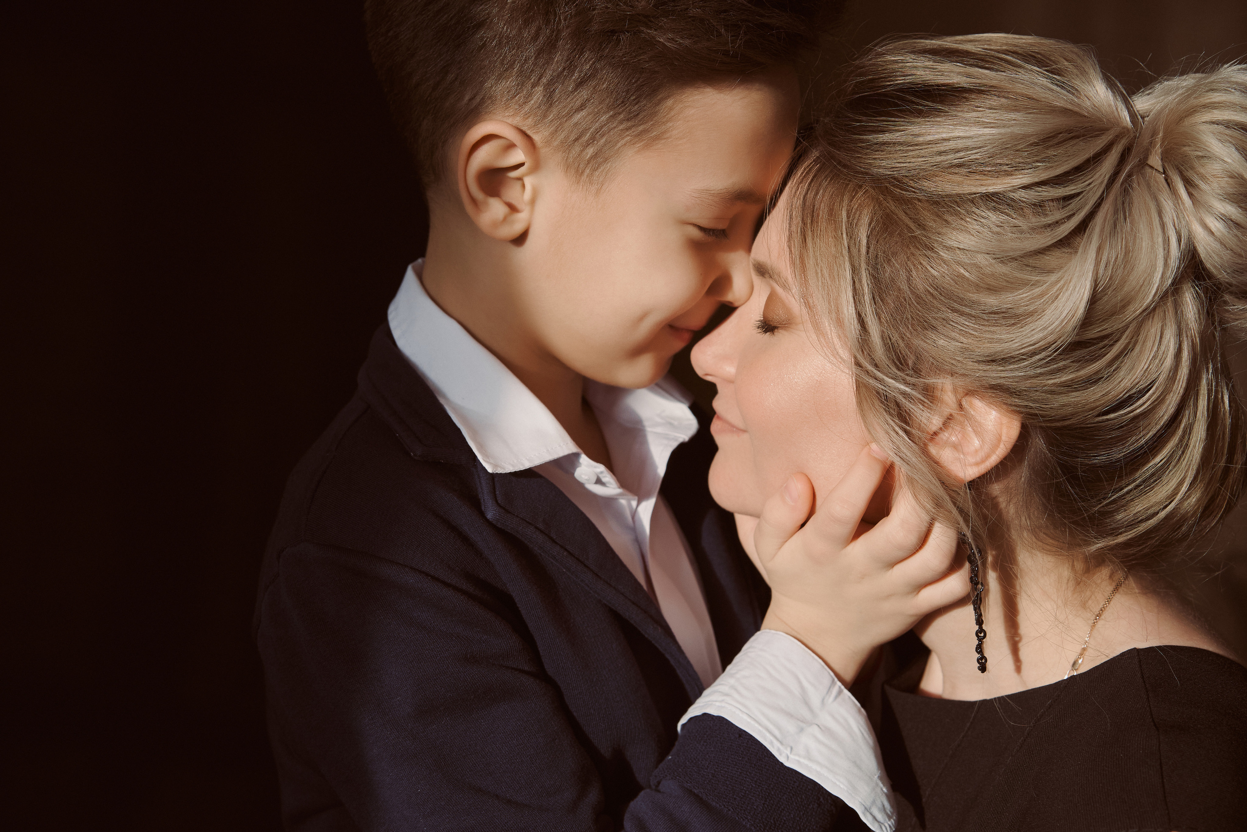 Фотосессия мамы и сына в студии. Фото и видеосъемка. Легко и круто. Алехины Анна и Сергей