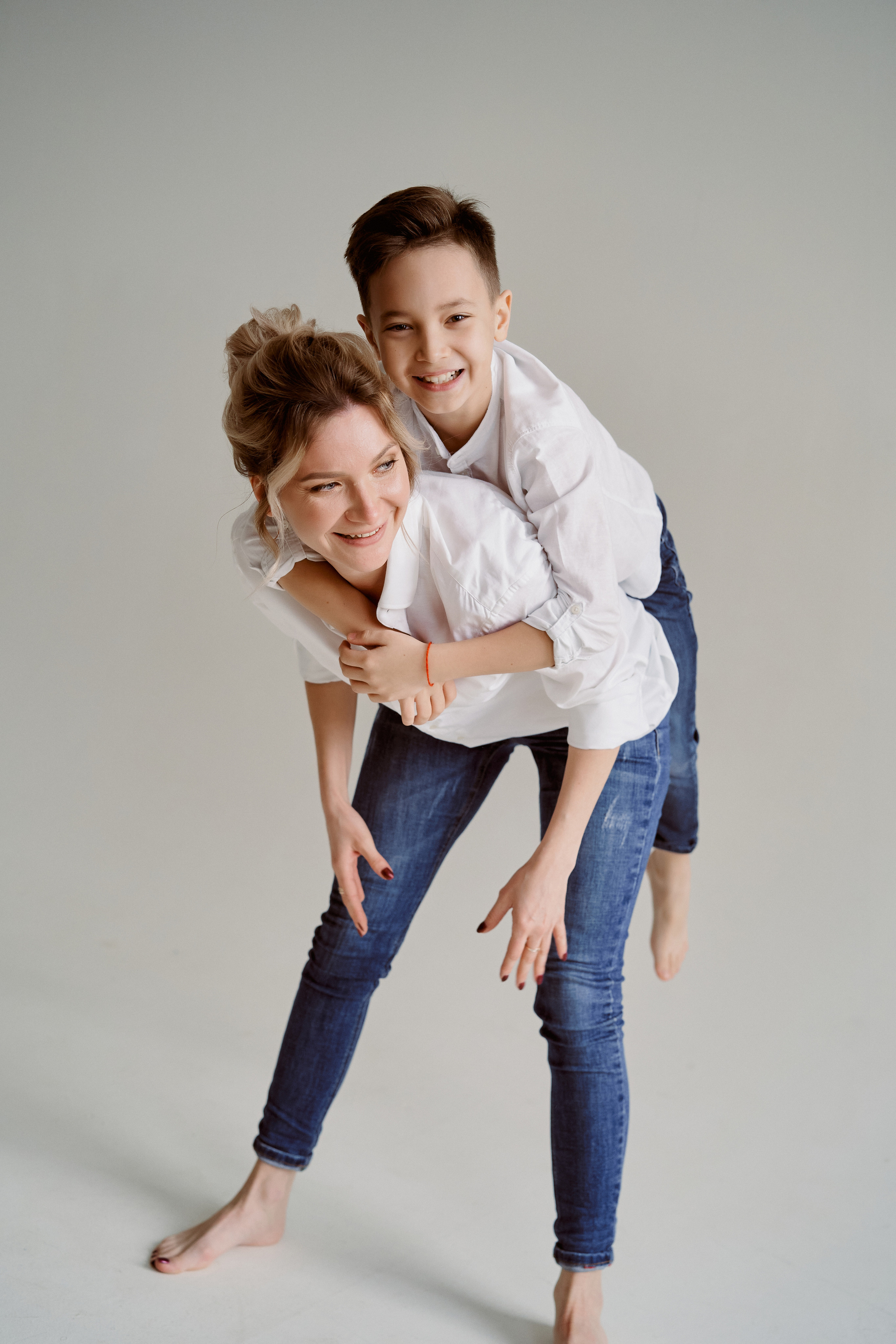 Фотосессия мамы и сына в студии. Фото и видеосъемка. Легко и круто. Алехины Анна и Сергей