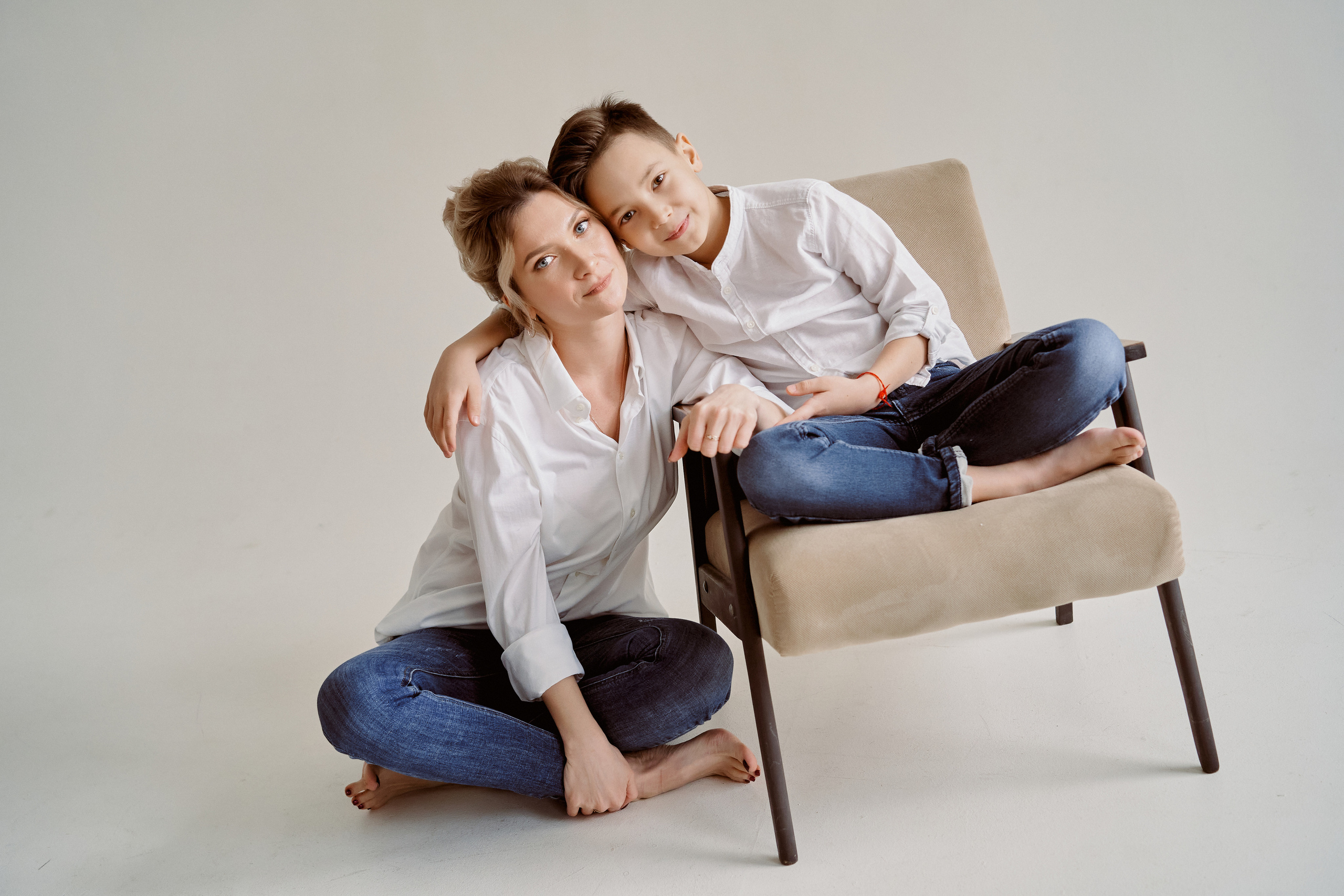 Фотосессия мамы и сына в студии. Фото и видеосъемка. Легко и круто. Алехины Анна и Сергей