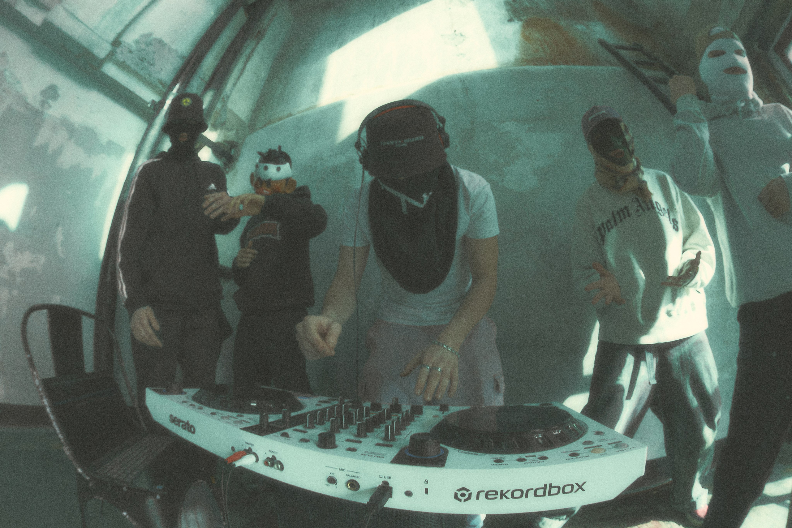 DNK. Московский фотограф WHRMZD