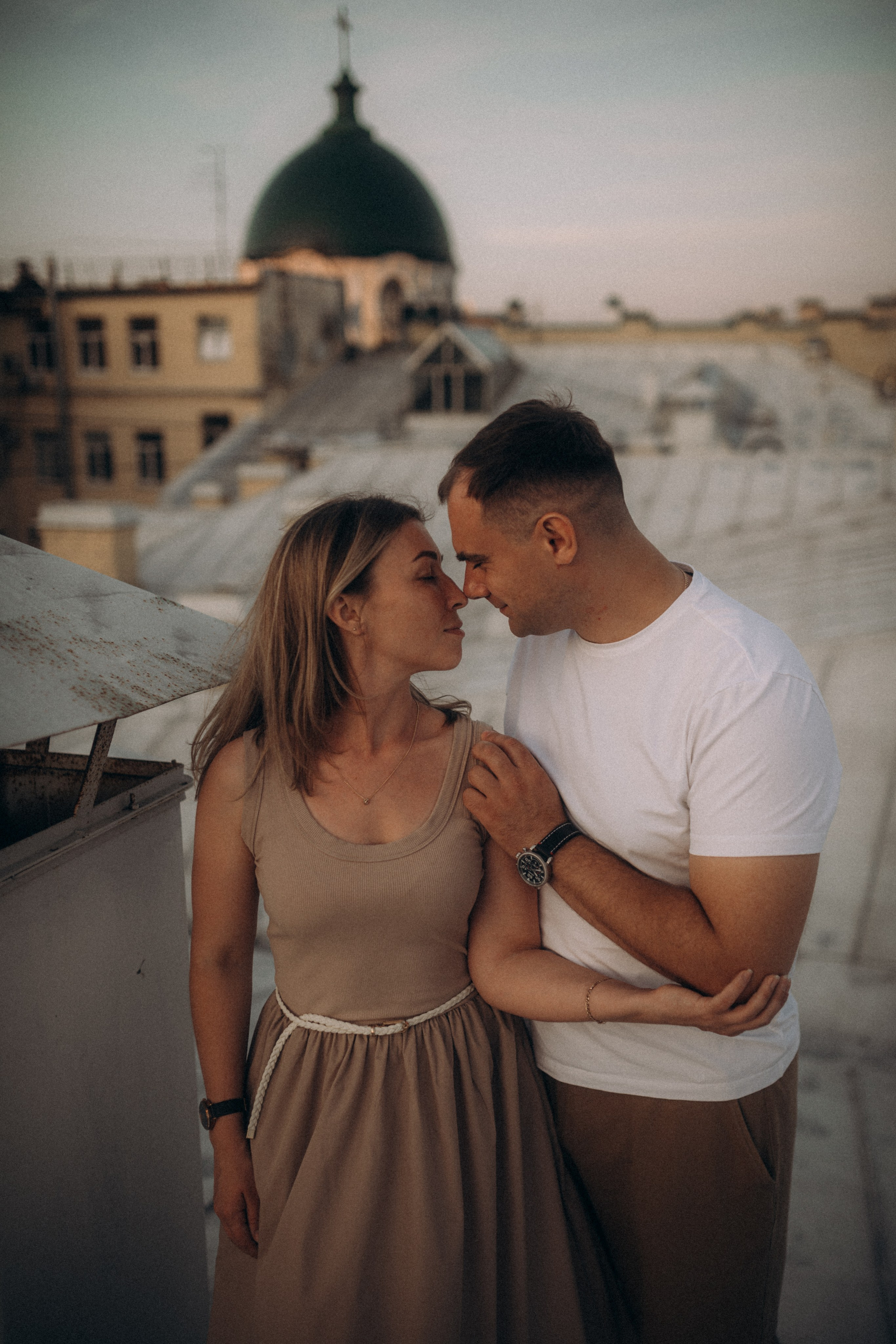 Мы сидим на питерской, теплой крыше. Фотограф в Санкт Петербурге Лара Великова