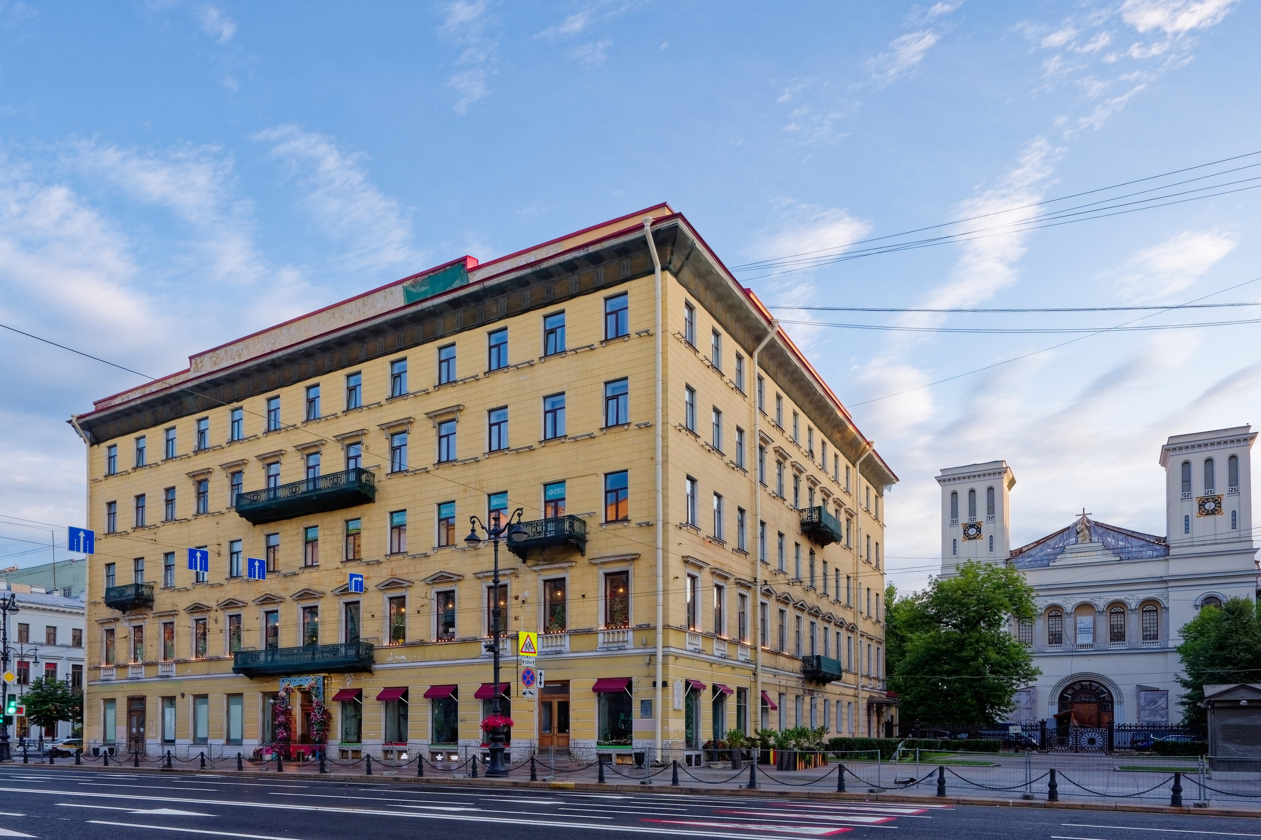 Санкт-Петербург, Невский проспект, дом 22.  Дом немецкой лютеранской церкви Святого Петра. 1748 год. Архитектор 1748 Иоган Георг Кемпф. 1832 год - Егор Тимофеевич (Георг Рупрехт) Цолликофер (перестройка), 1911 год - Владимир Эдуардович Коллинс (надстройка). ОКНФЗ 781520400390046