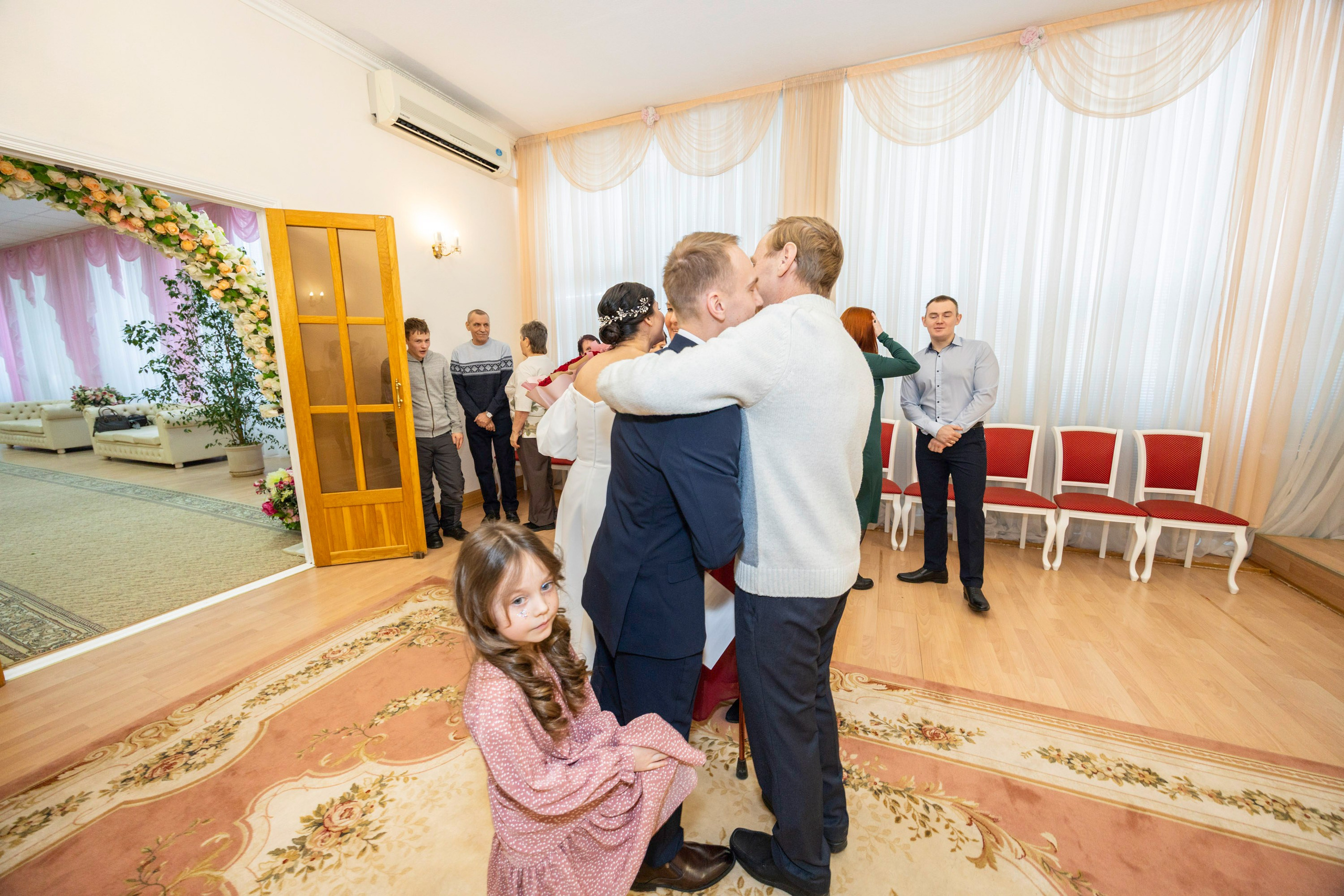 Свадьба, роспись в ЗАГСе, венчание, крещение, выписка из роддома — фотосъёмка. Визуальная упаковка брендов и проектов через фото и видеопроизводство