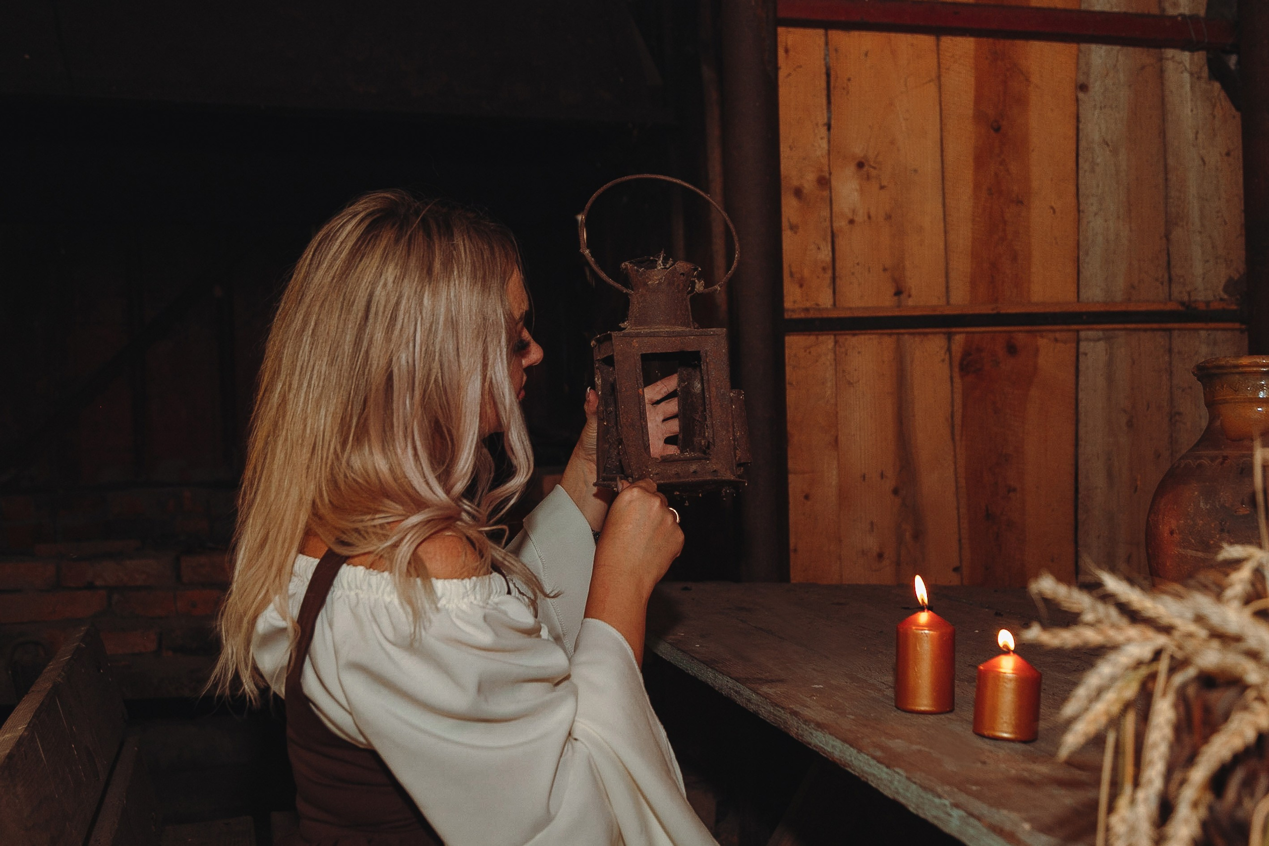 Фотосессия в поле в красивом платье в коричневых тонах