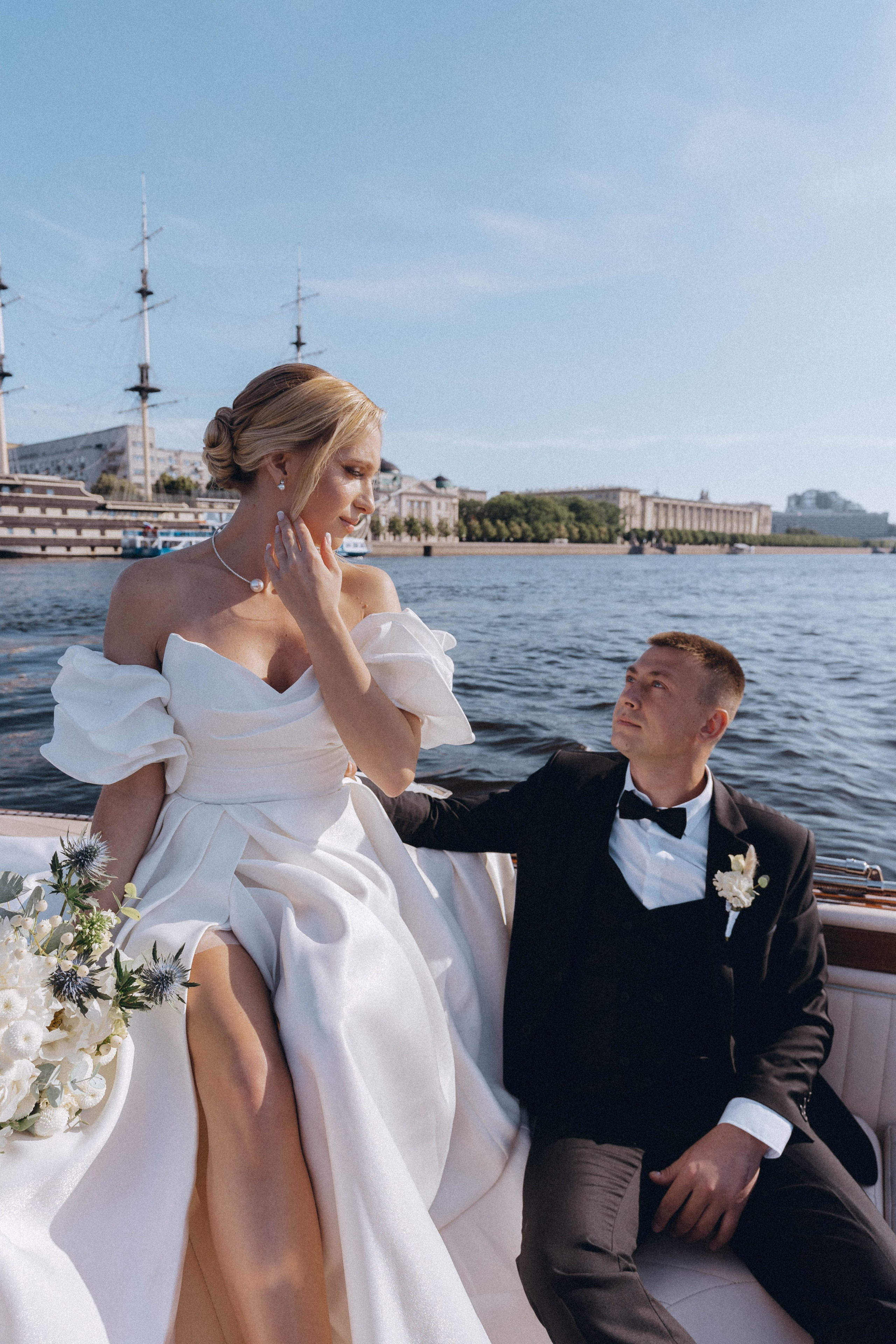 СВАДЕНБНАЯ СЬЕМКА НА КАТЕРЕ ПО КАНАЛАМ САНКТ-ПЕТЕРБУРГА И В АКВАТОРИИ НЕВЫ. Профессиональный фотограф, Санкт-Петербург — Виктория Богомолова