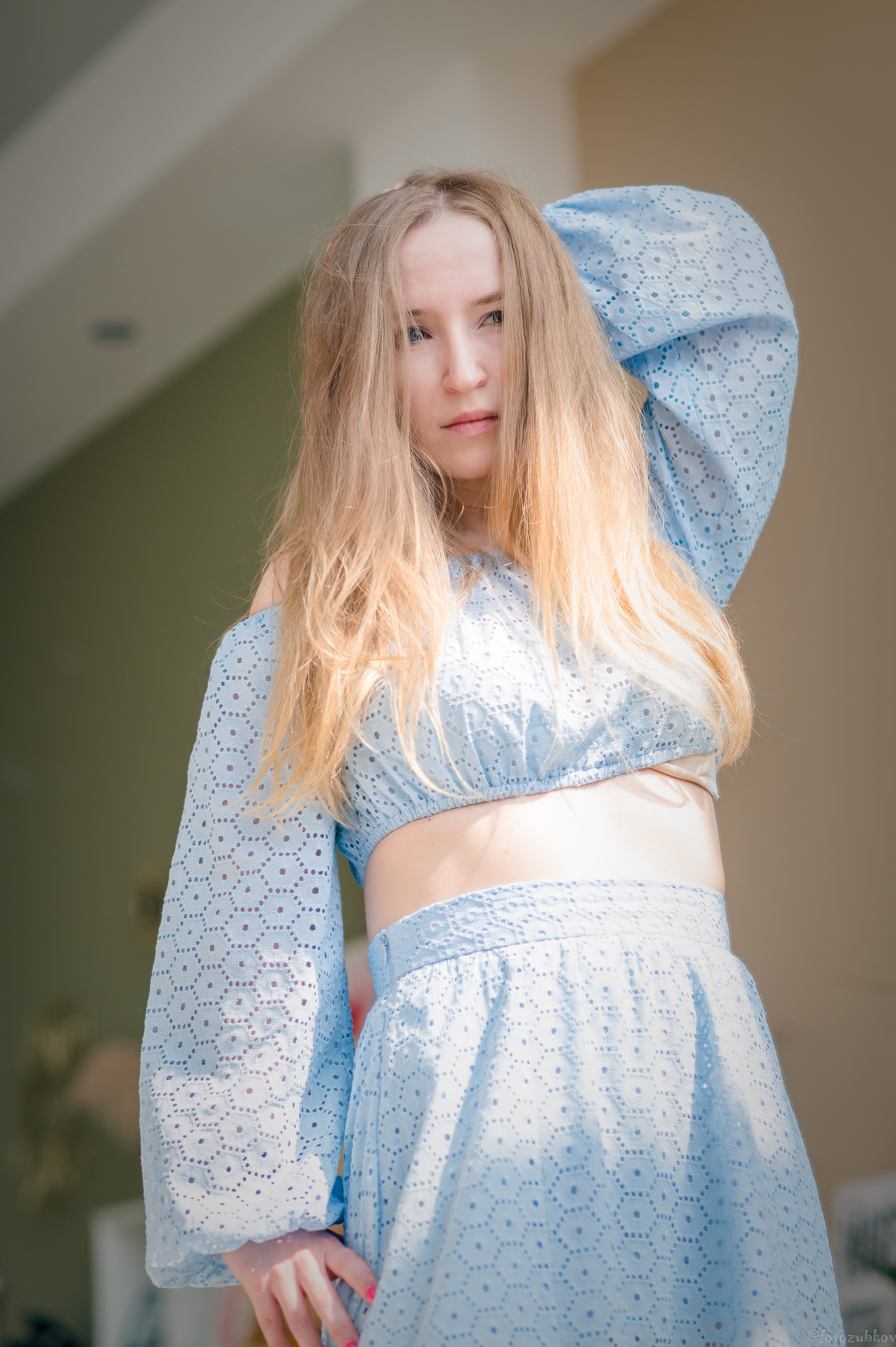 Девушка в синем платье в лучах солнца