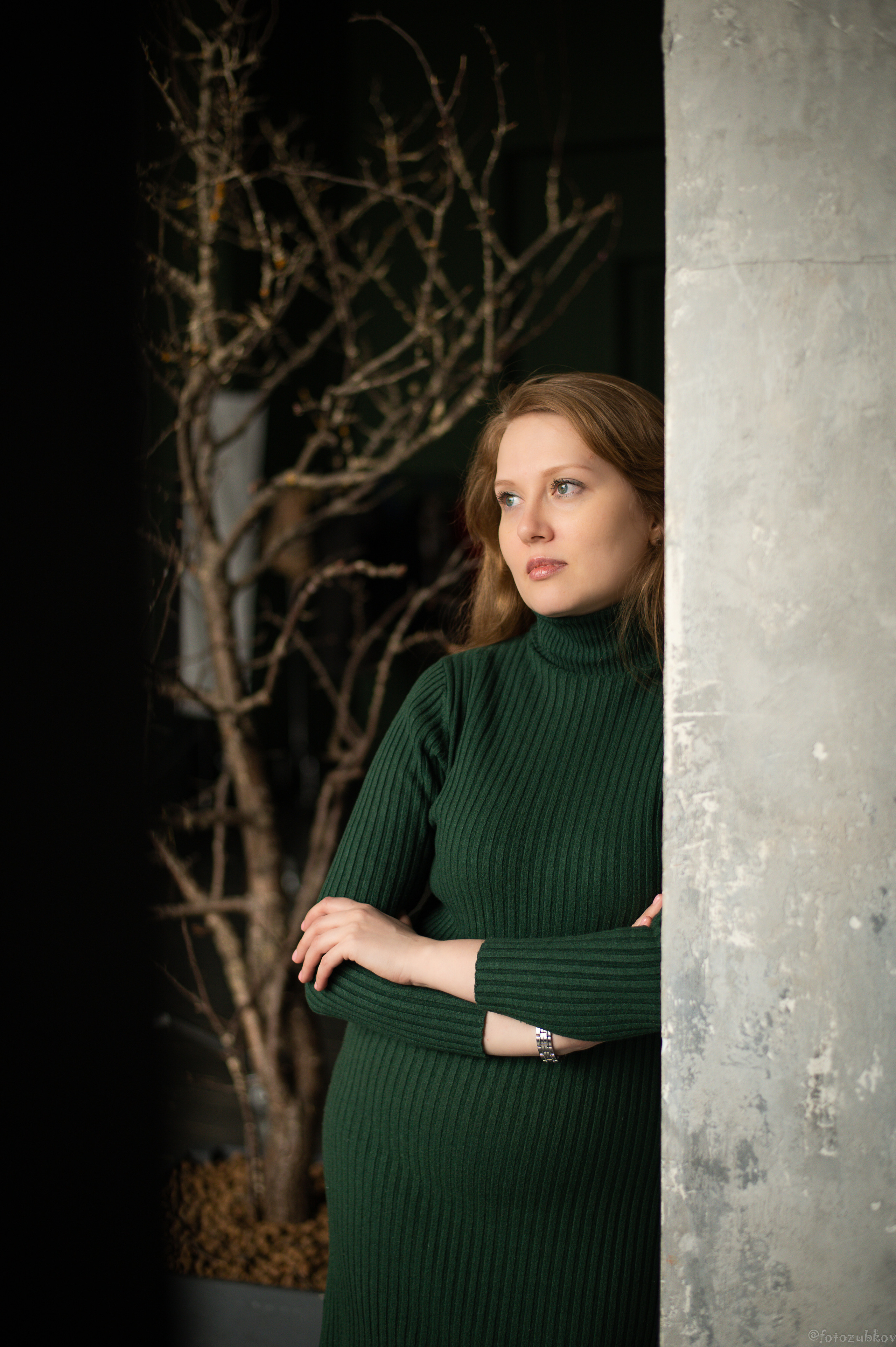Девушка в зелёном платье в студии