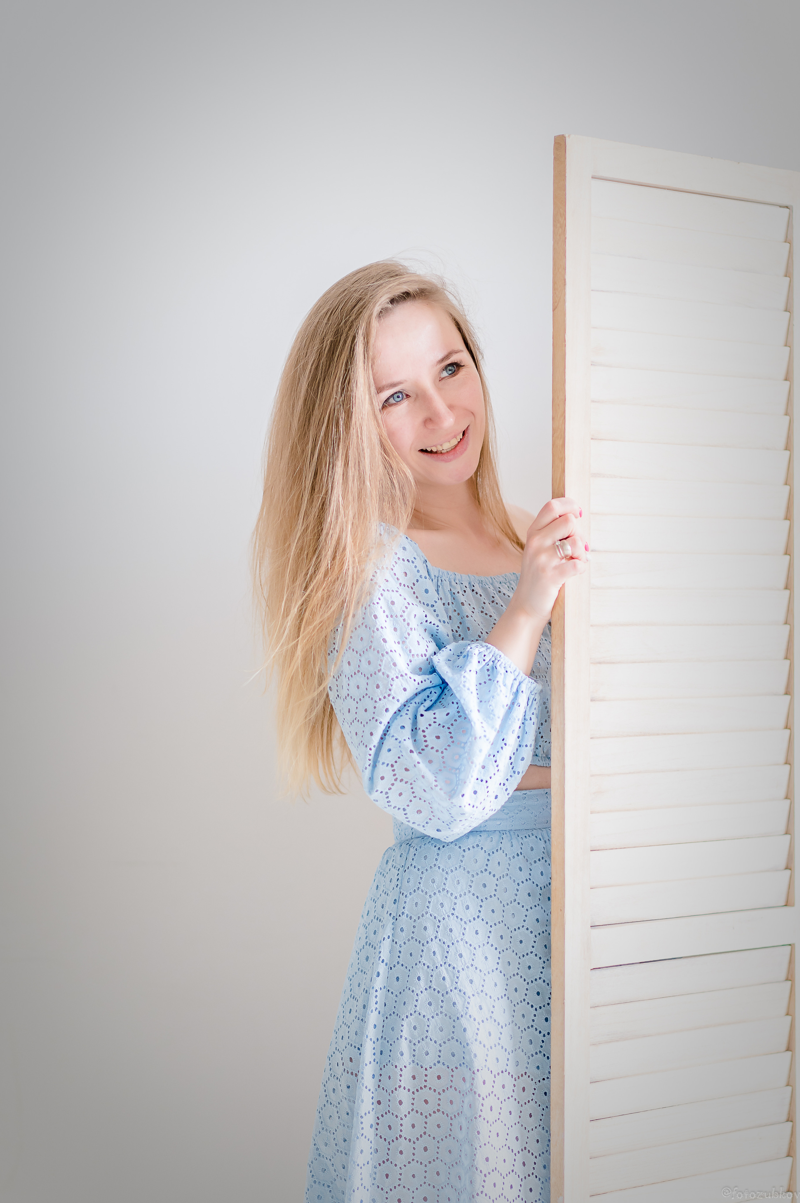 Девушка выглядывает из-за двери