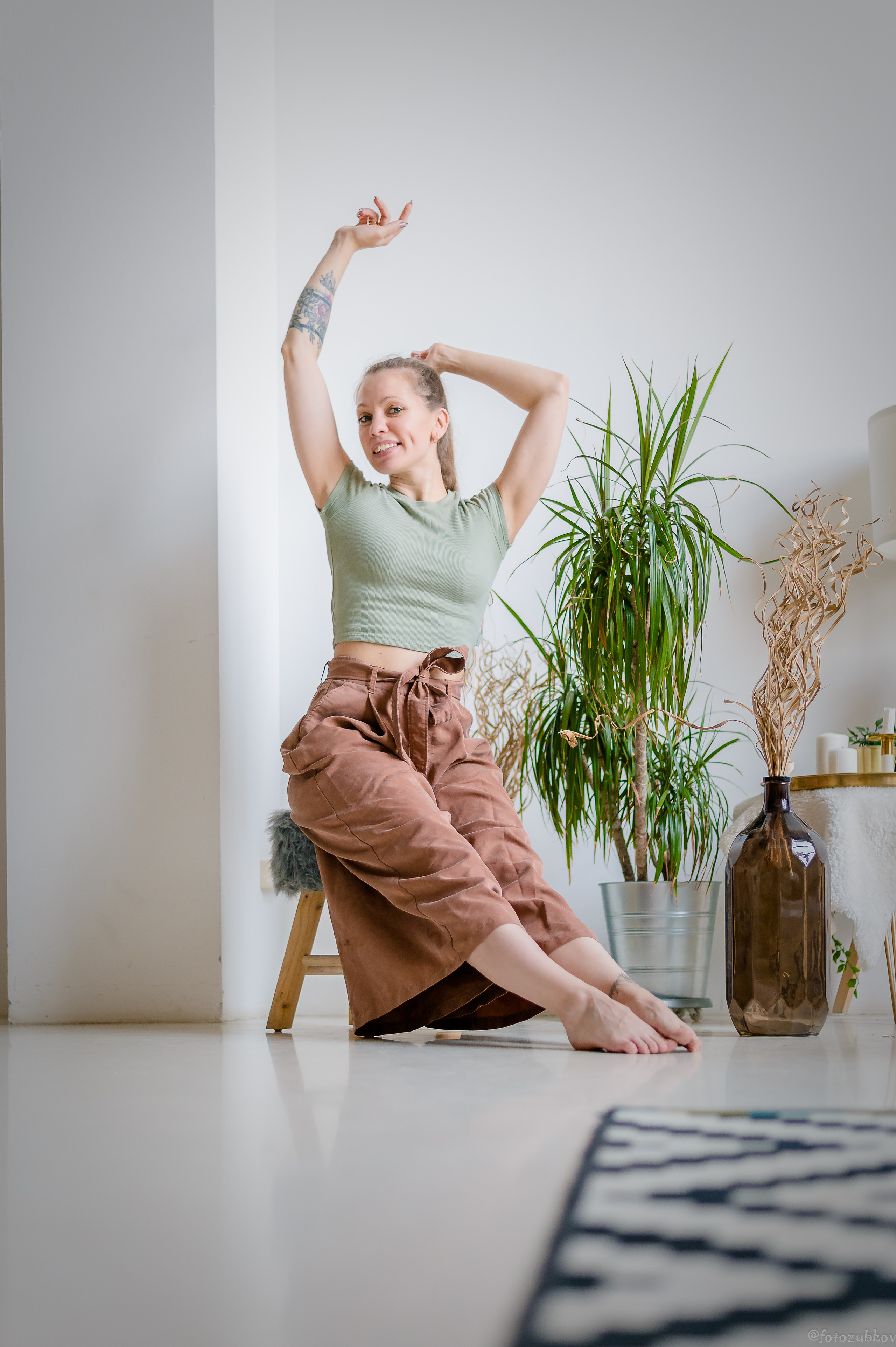 Грациозная девушка в студии