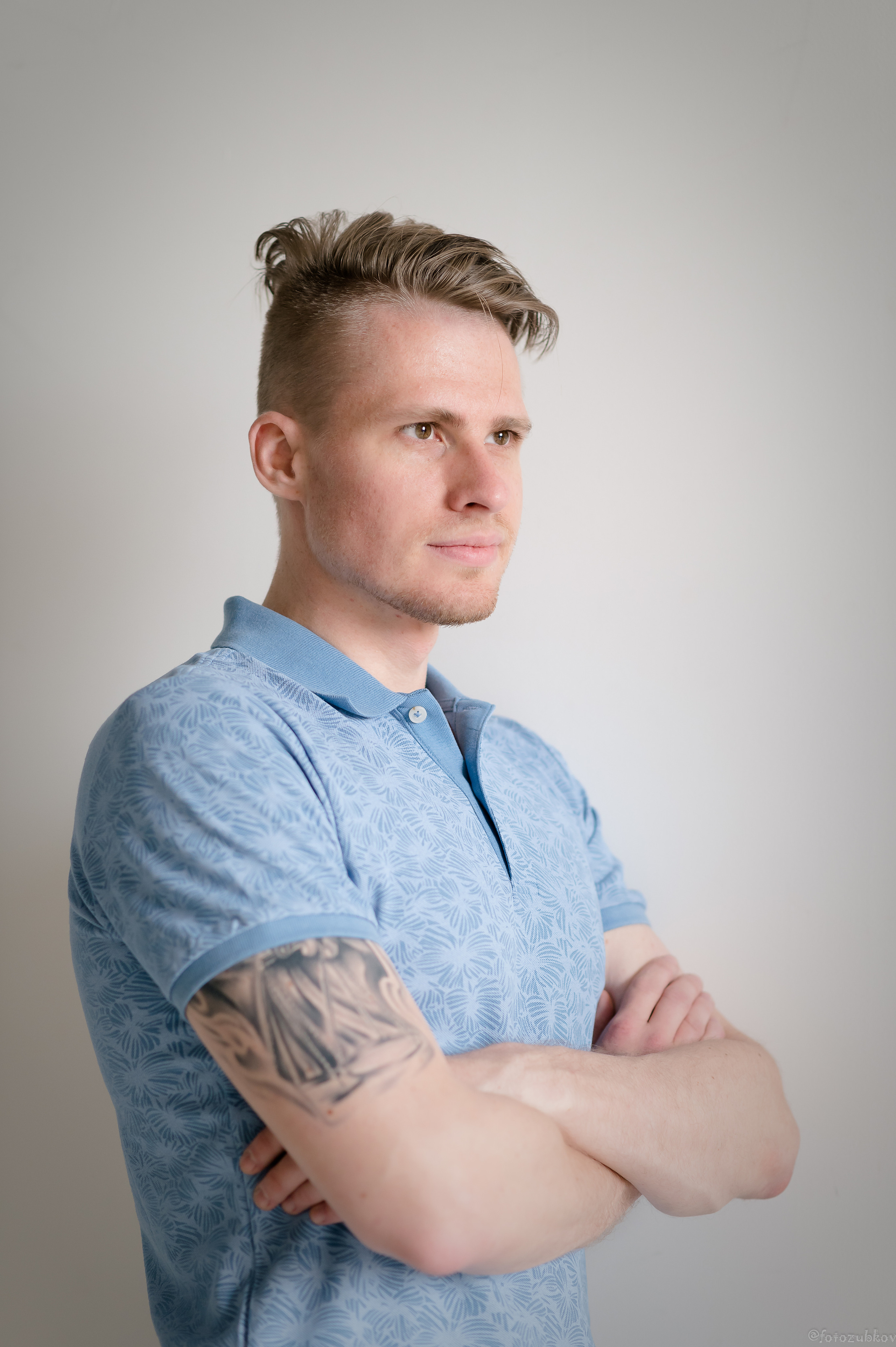 Мужчина в синем поло