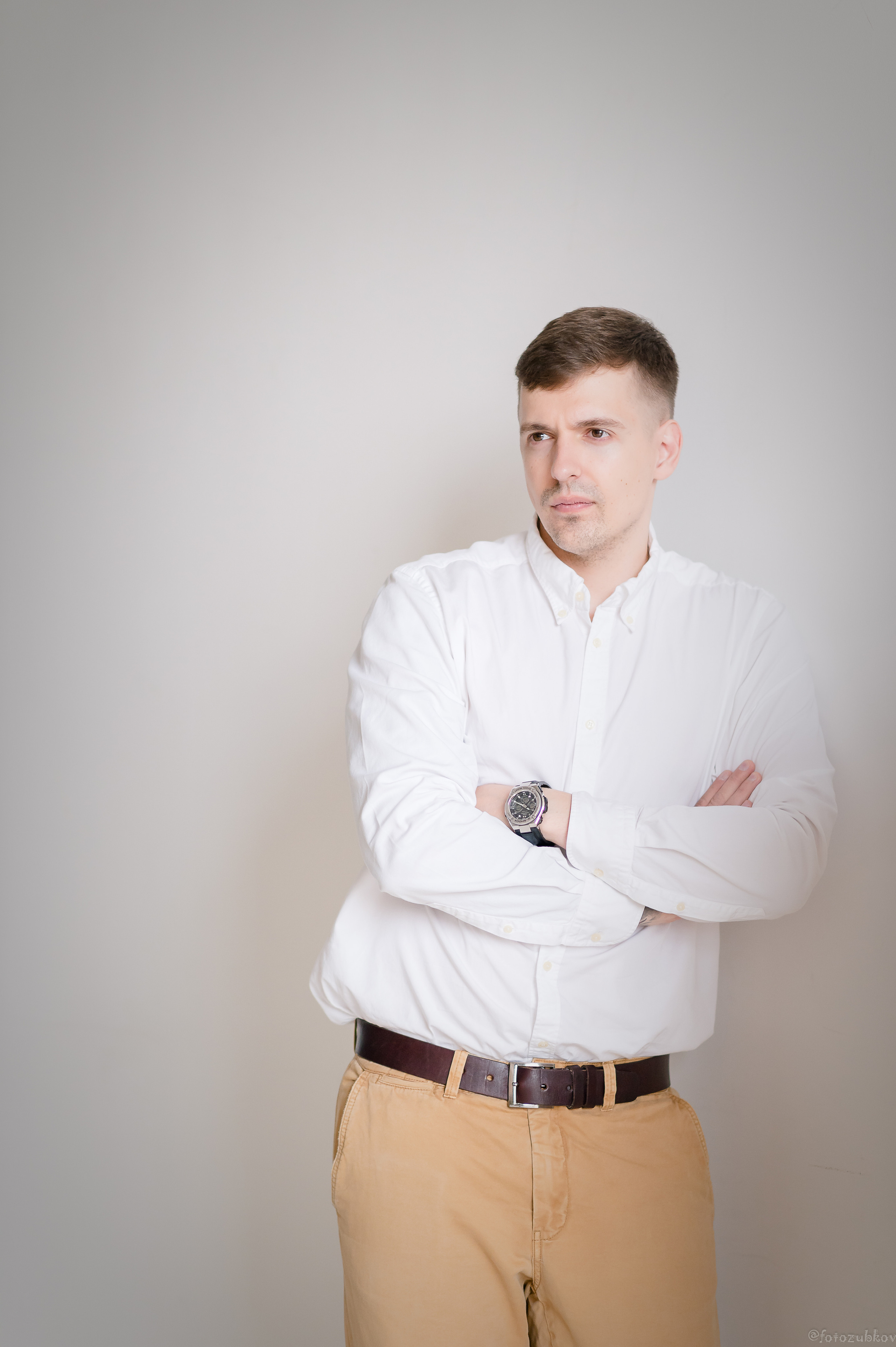 Мужчина в белой рубашке и брюках