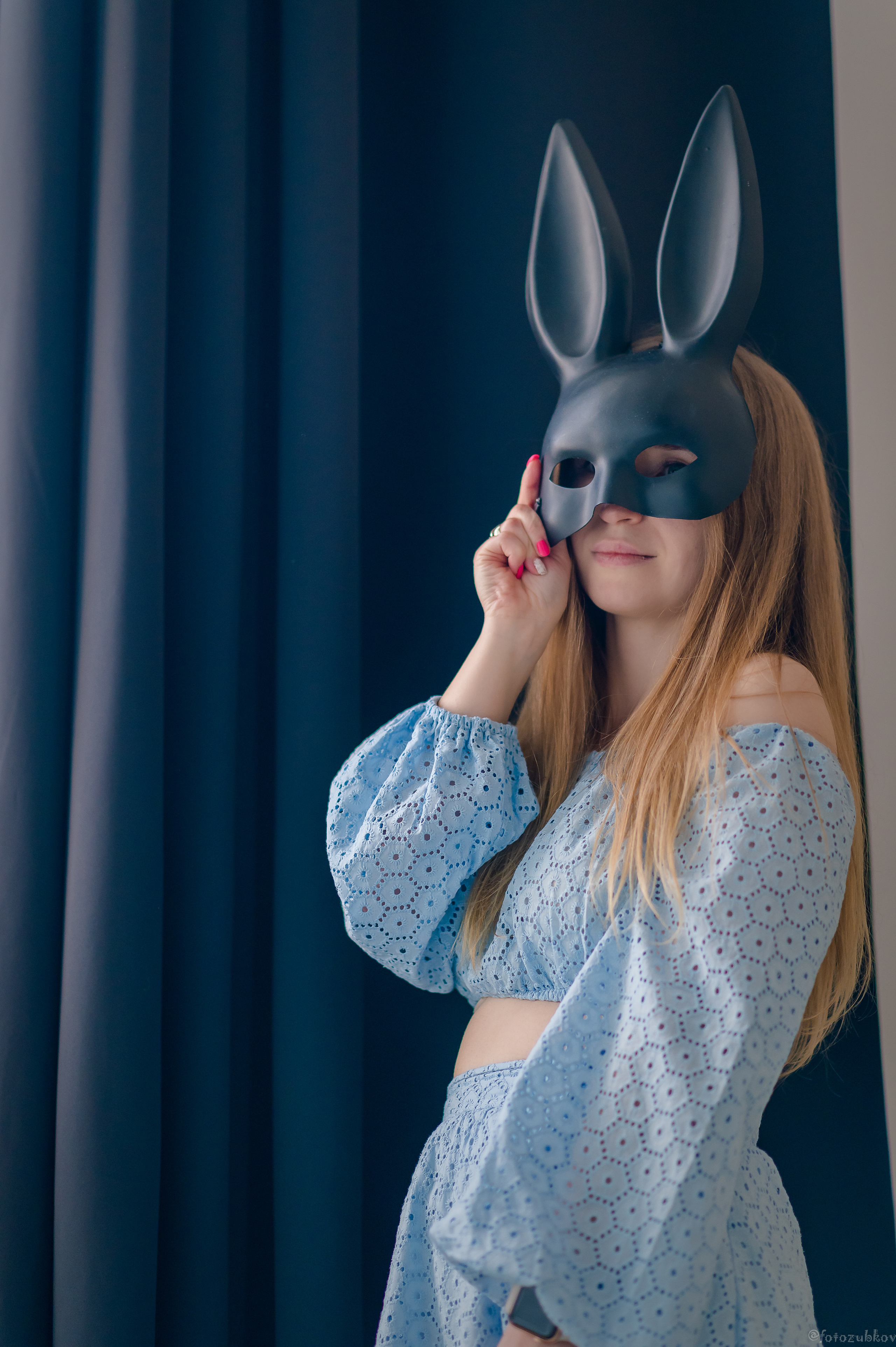 Девушка в маске зайчика