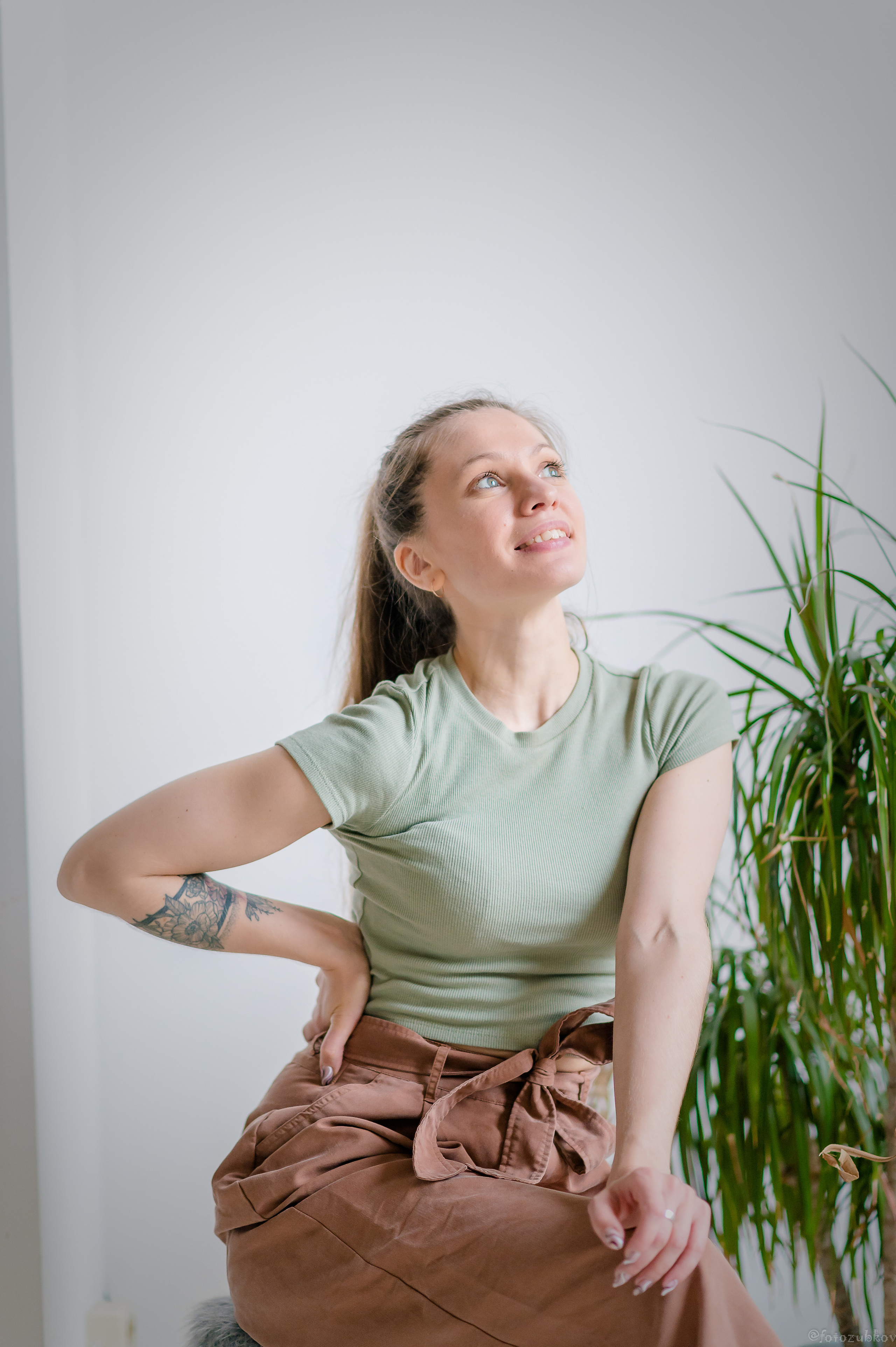 Харизматичная девушка в зелёной футболке