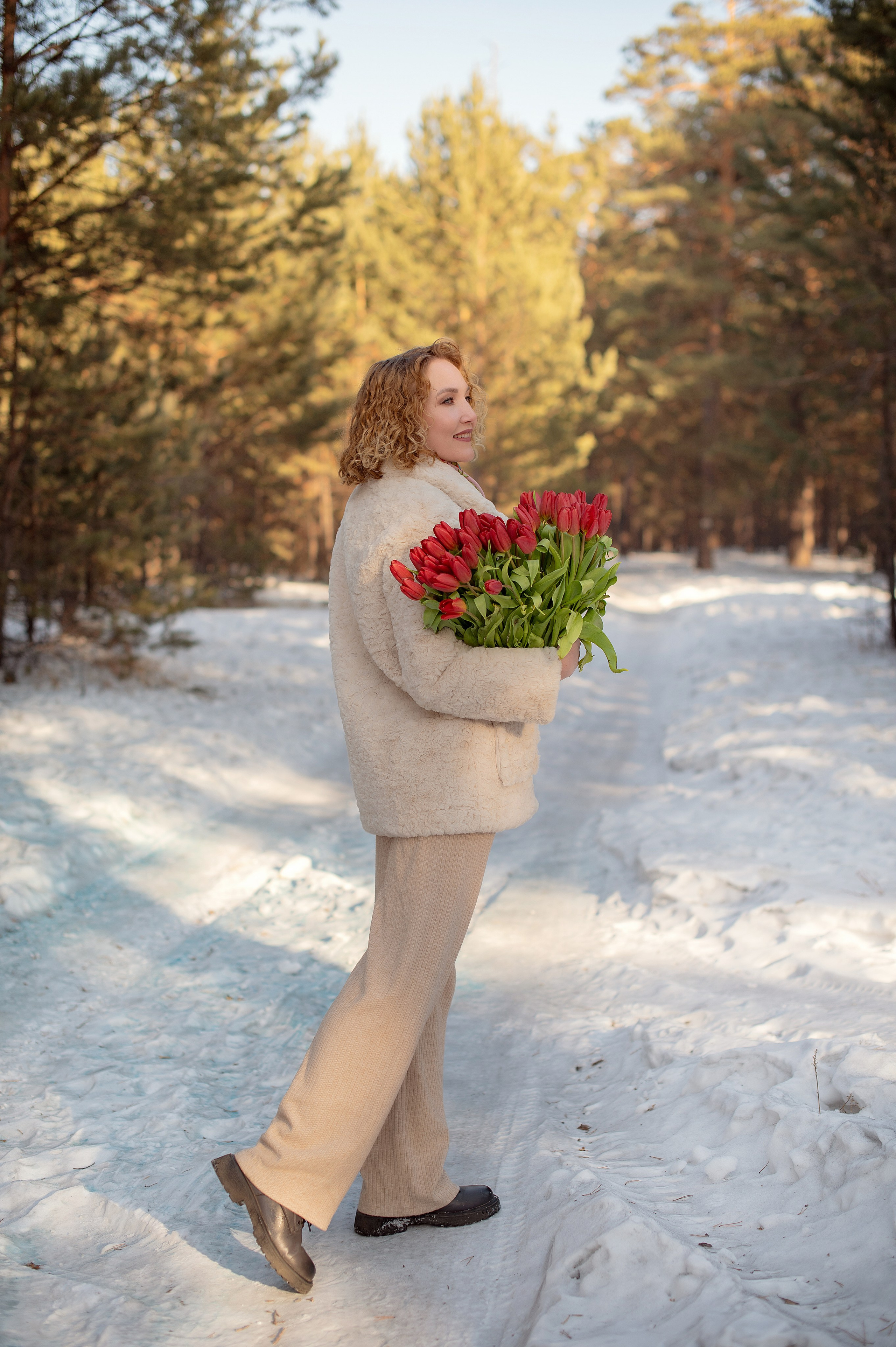 Ира тюльпаны в снегу. Фотограф Виктория Воронина