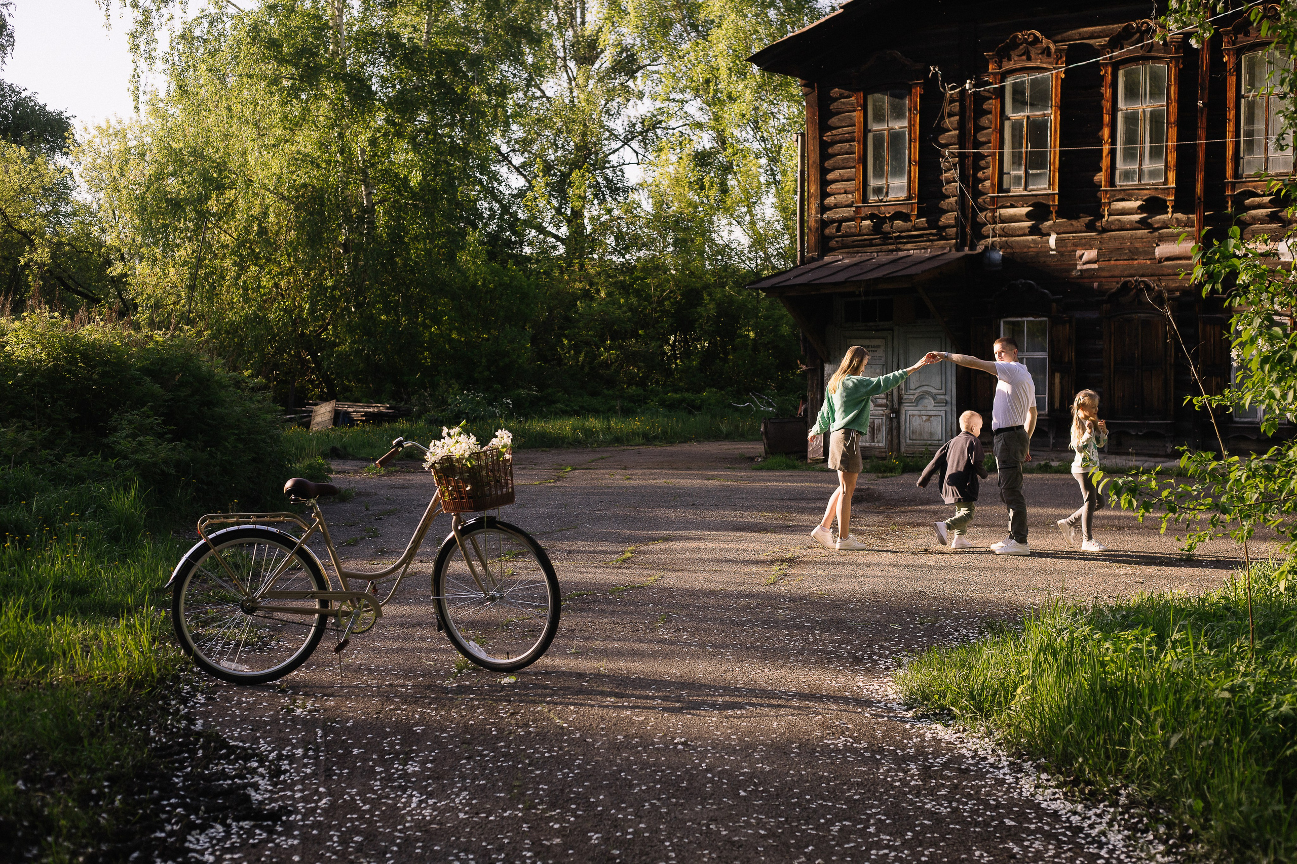 Семейная фотосессия с велосипедом в цветущих яблонях. Семейный фотограф в Томске Максимова Екатерина