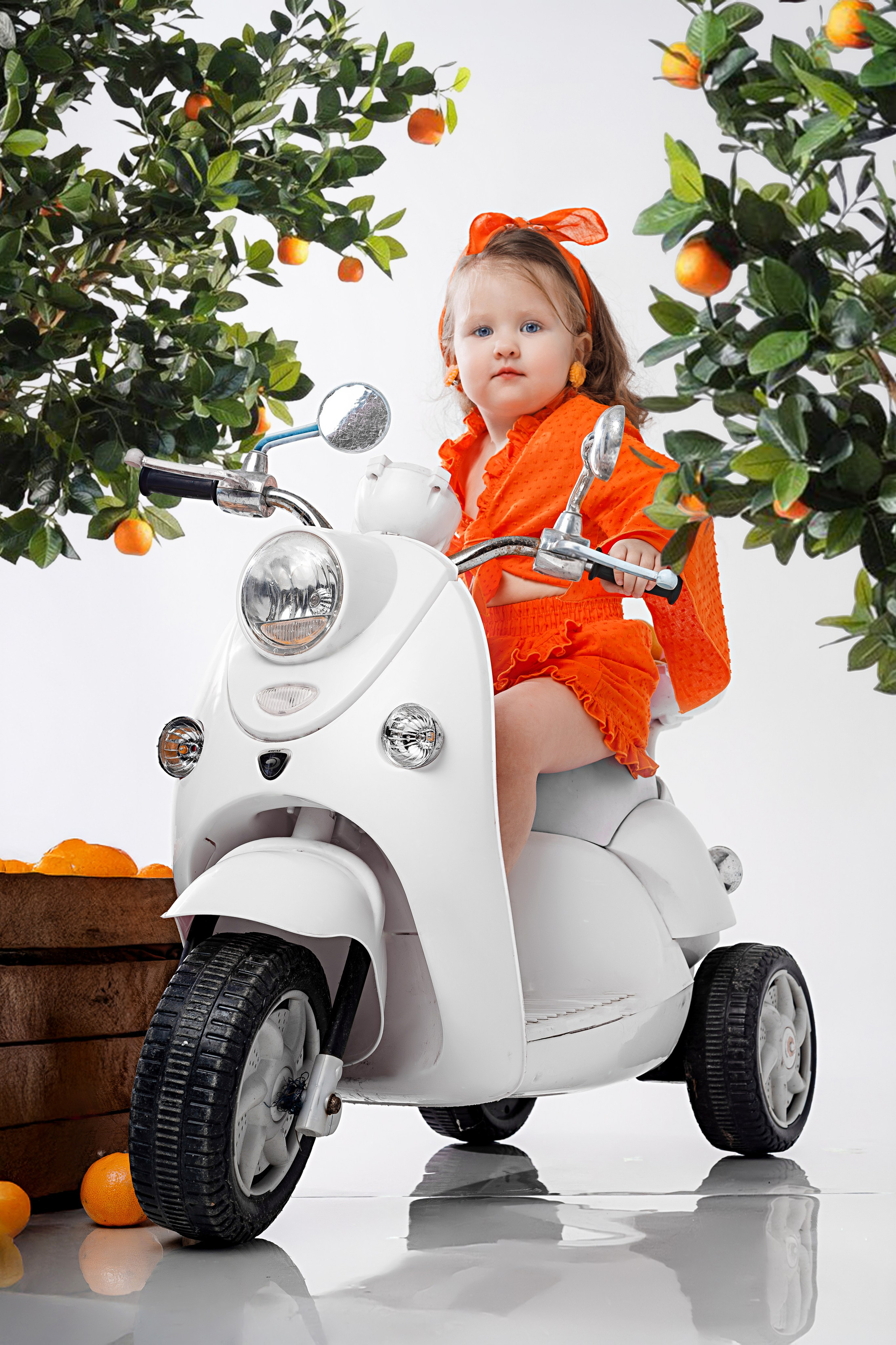 Детская фотосессия с мандаринами в студии в Сочи. Детский студийный фотограф Сочи