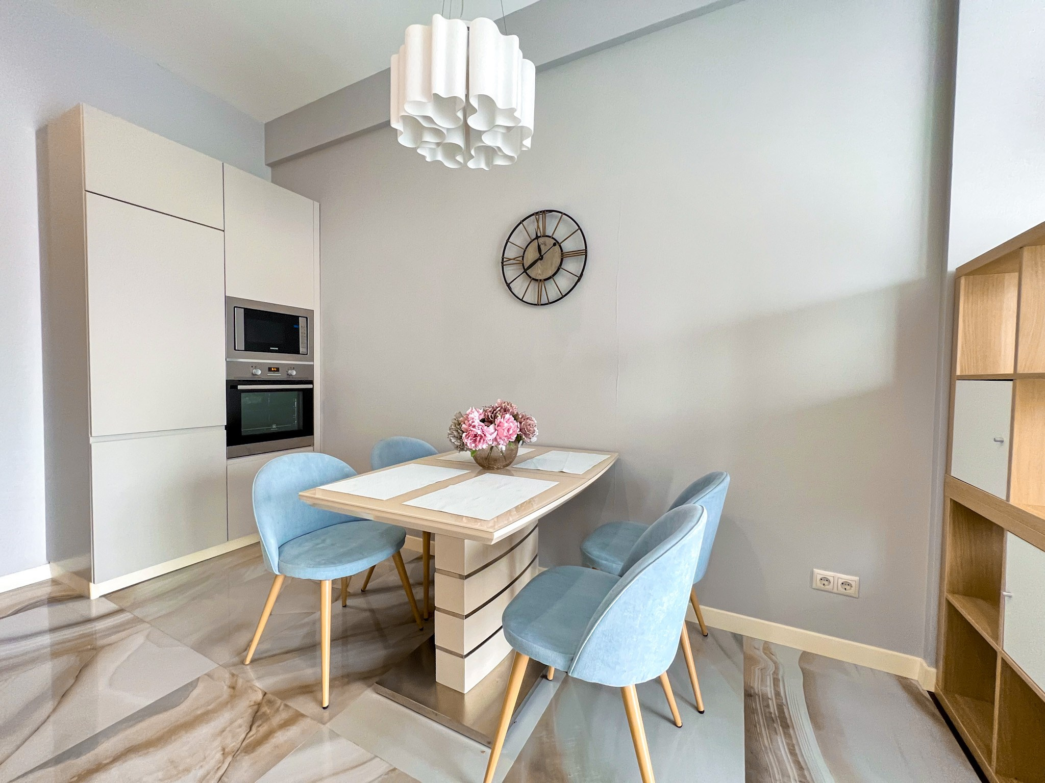 Просторная 2-комнатная квартира с дизайнерским ремонтом и видом на море!. Квартиры посуточно, длительно в Сочи, LARA APART GROUP