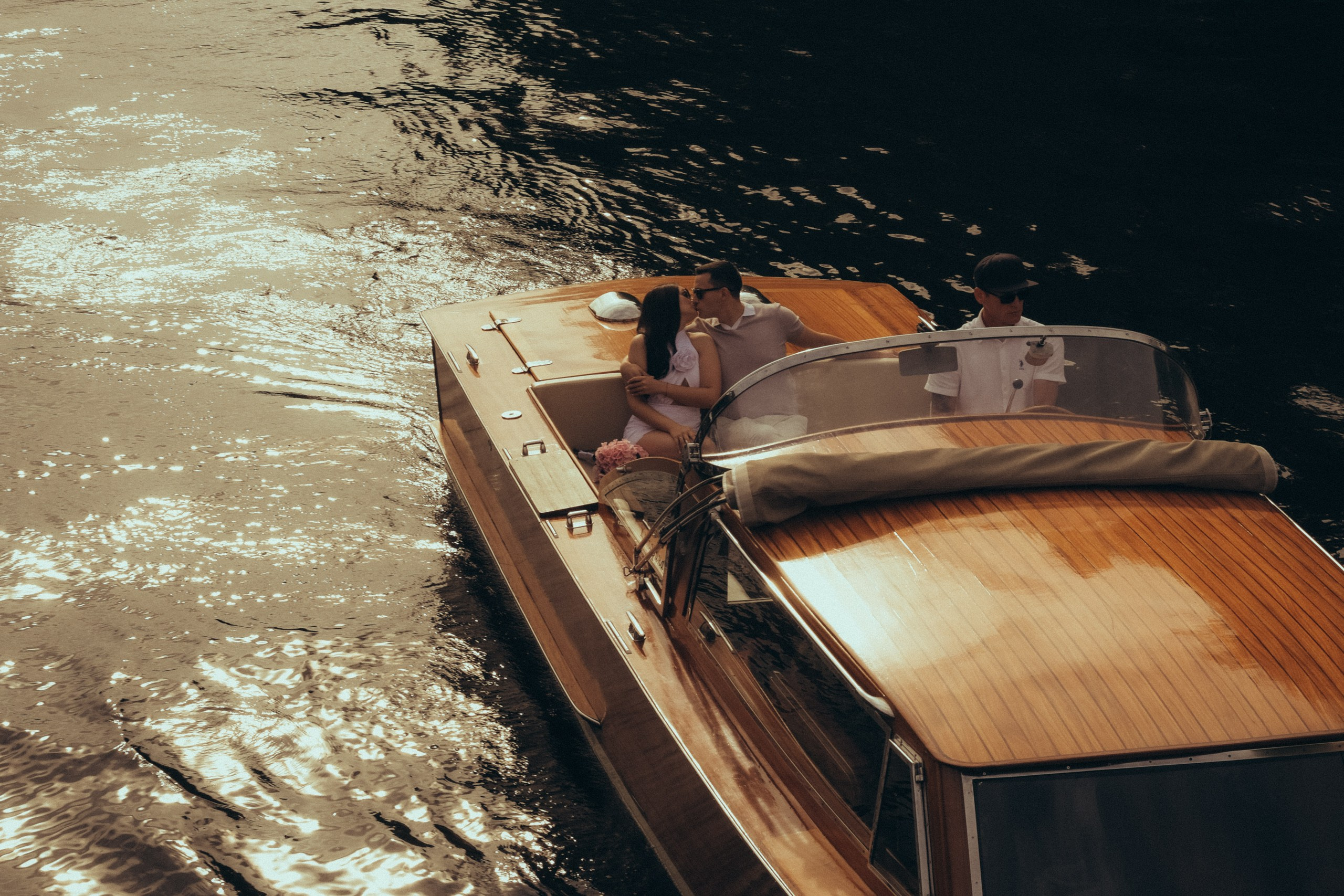 СВАДЕНБНАЯ СЬЕМКА НА КАТЕРЕ ПО КАНАЛАМ САНКТ-ПЕТЕРБУРГА И В АКВАТОРИИ НЕВЫ. Профессиональный фотограф, Санкт-Петербург — Виктория Богомолова