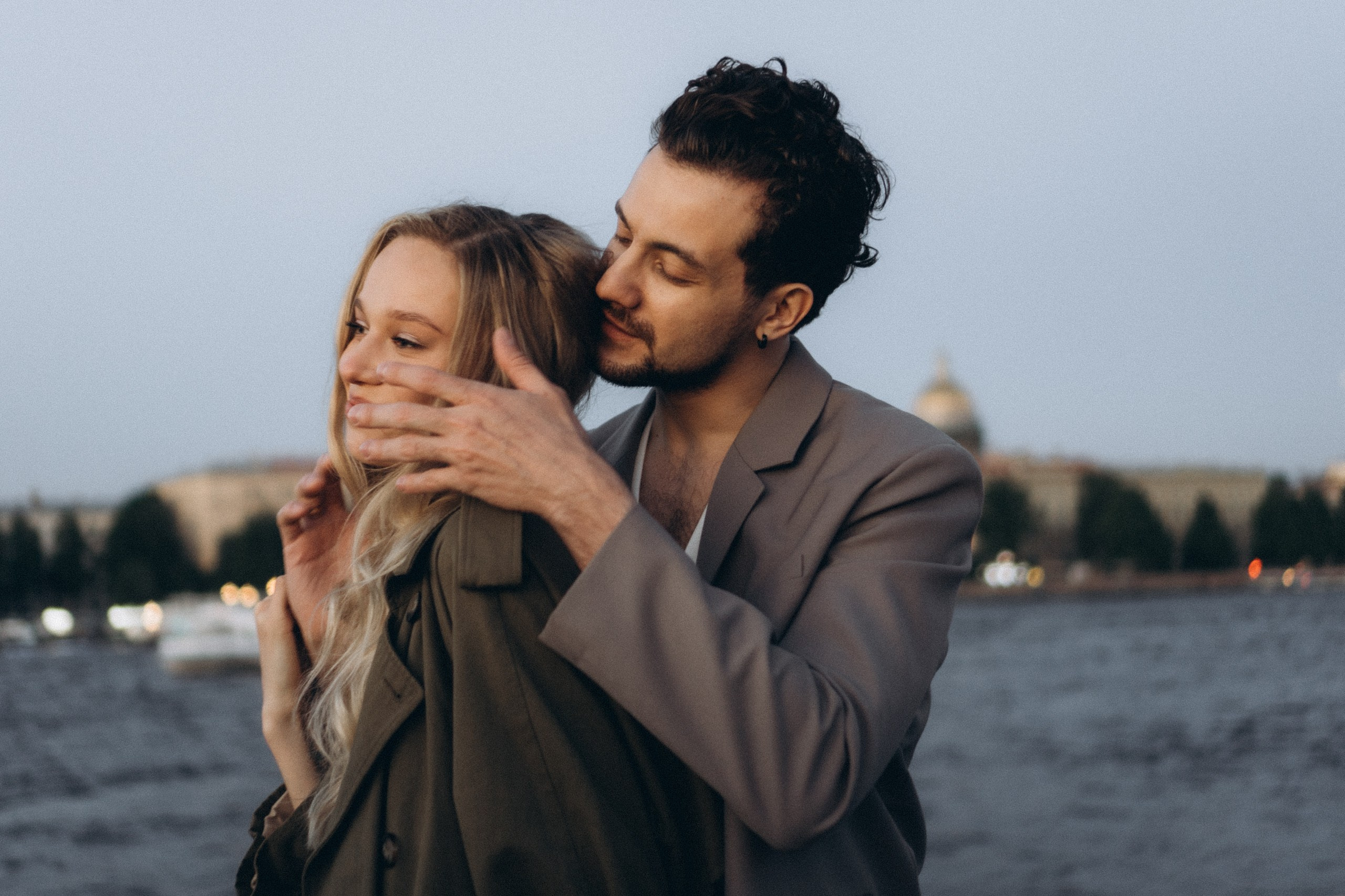 СВАДЕБНАЯ СЬЕМКА ПАРЫ НА РАССВЕТЕ В БЕЛЫЕ НОЧИ И ПРОГУЛКА С РАЗВОДНЫМИ МОСТАМИ И ПИКНИК ВОЗЛЕ ИСАКИЕВСКОГО СОБОРА. Профессиональный фотограф, Санкт-Петербург — Виктория Богомолова