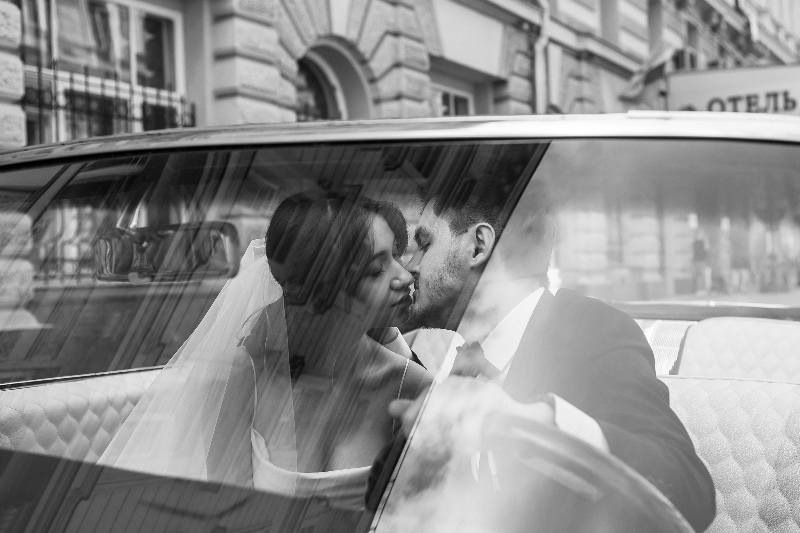 Свадебная фотосессия в кабриолете кадиллак