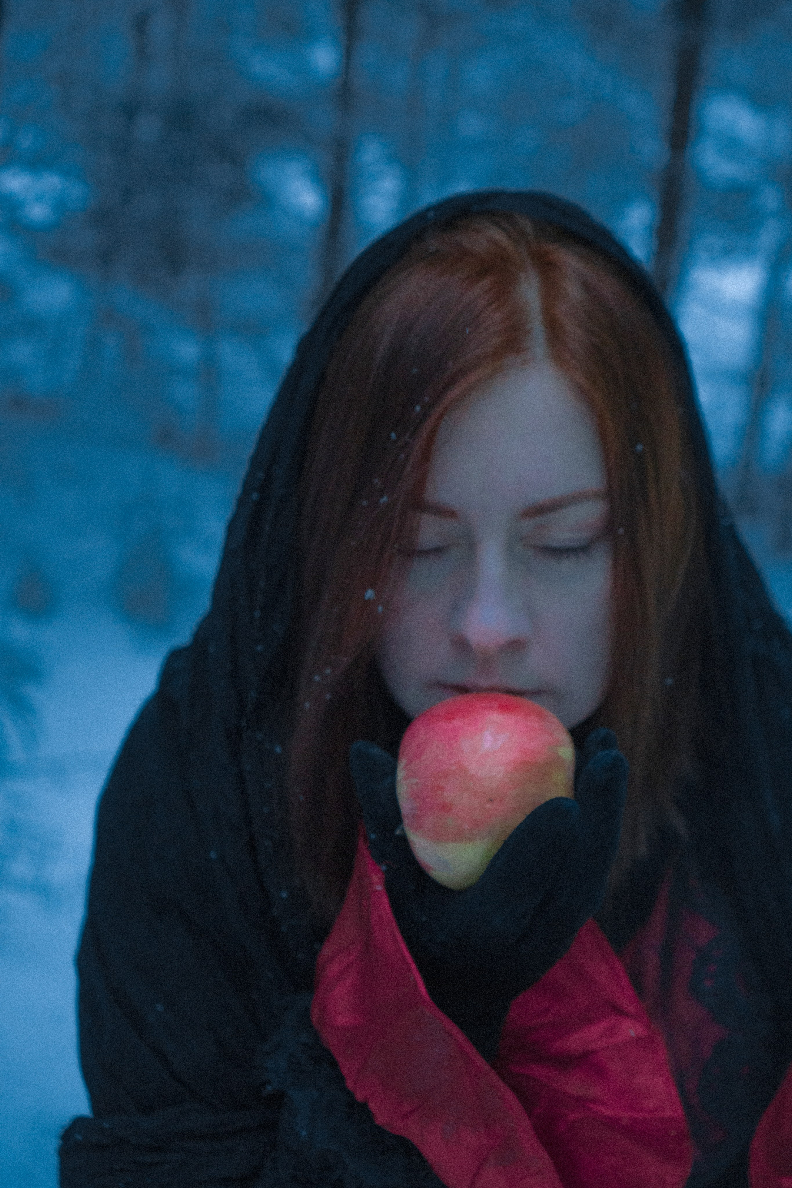 Зимняя жанровая женская фотосессия. Фотограф Максим Ерёмин