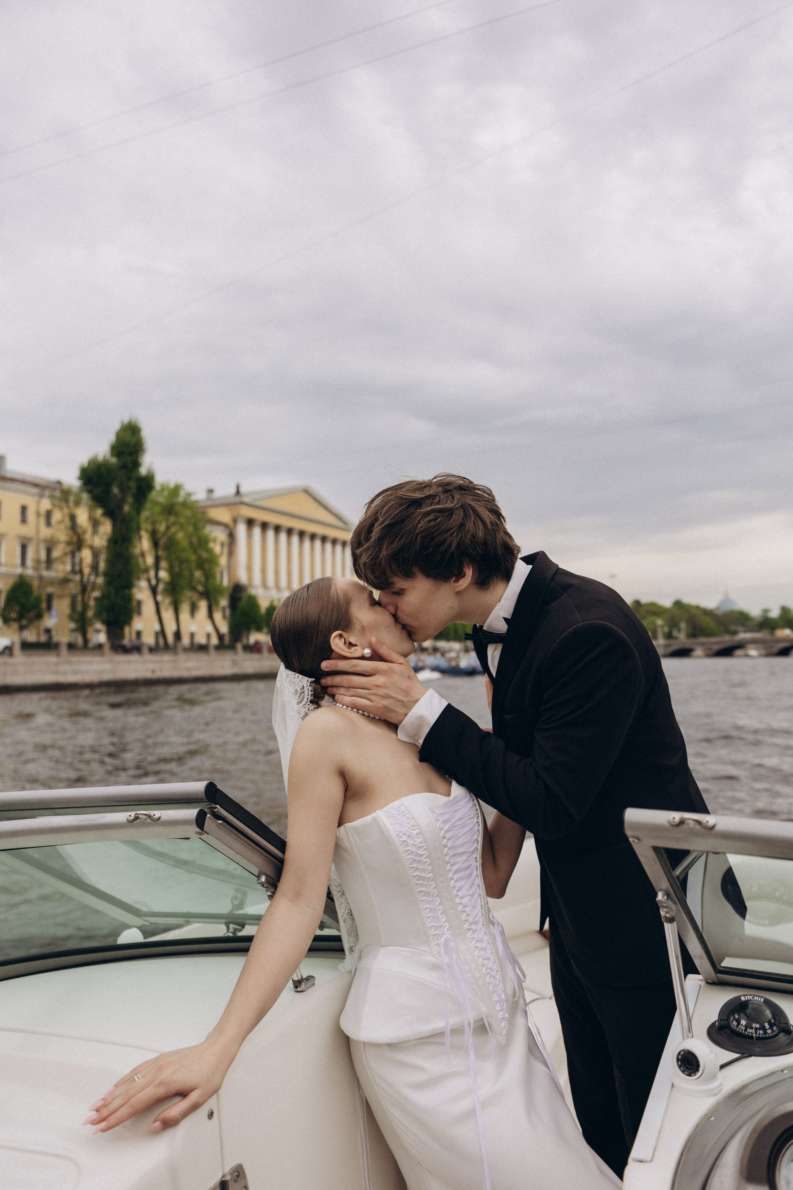 Свадебная прогулка на катере. Семейный и свадебный фотограф в Санкт-Петербурге Екатерина Васильева