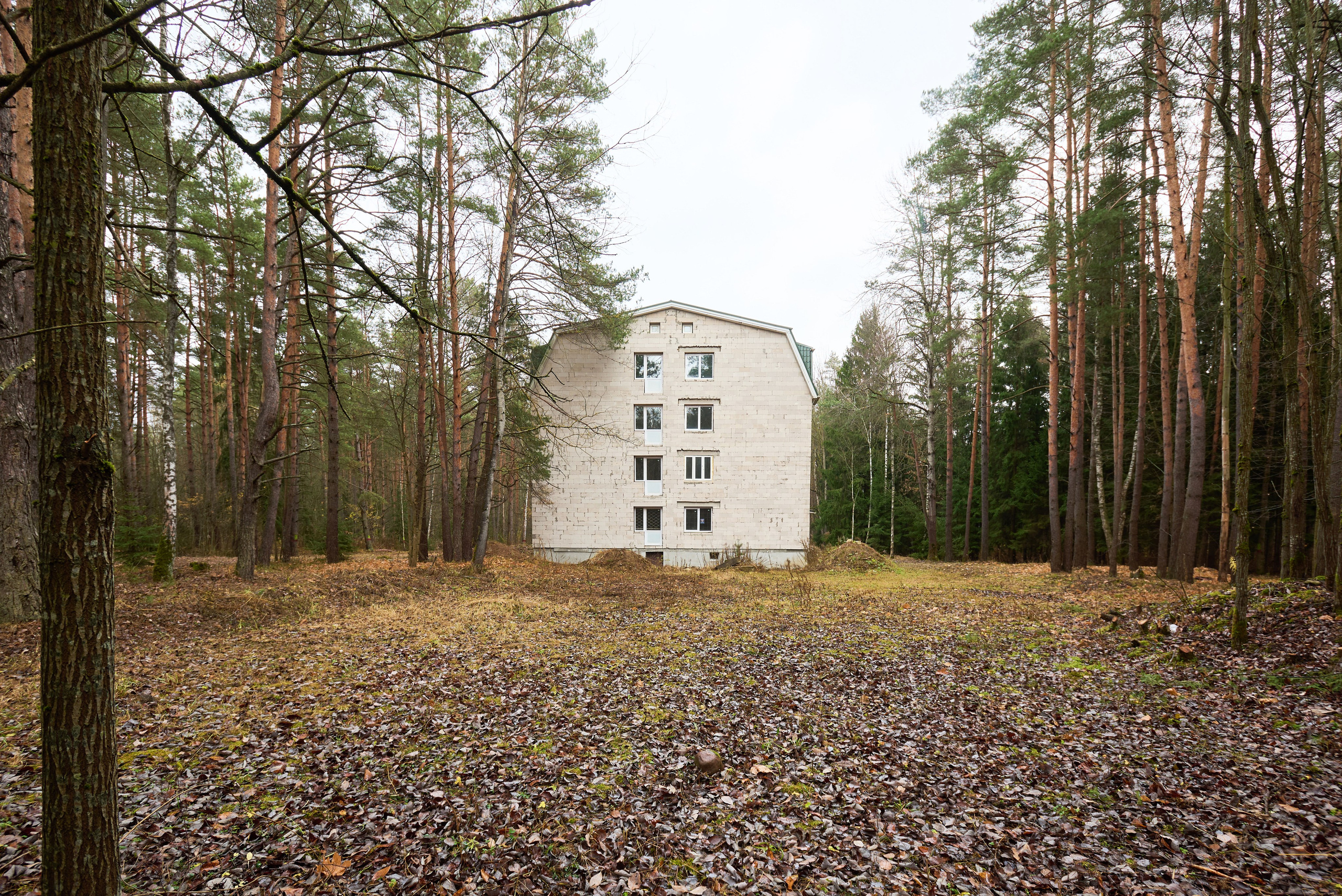 Территория с 4-этажным домом. Автомобильный и интерьерный фотограф в Минске Александр Тагаев