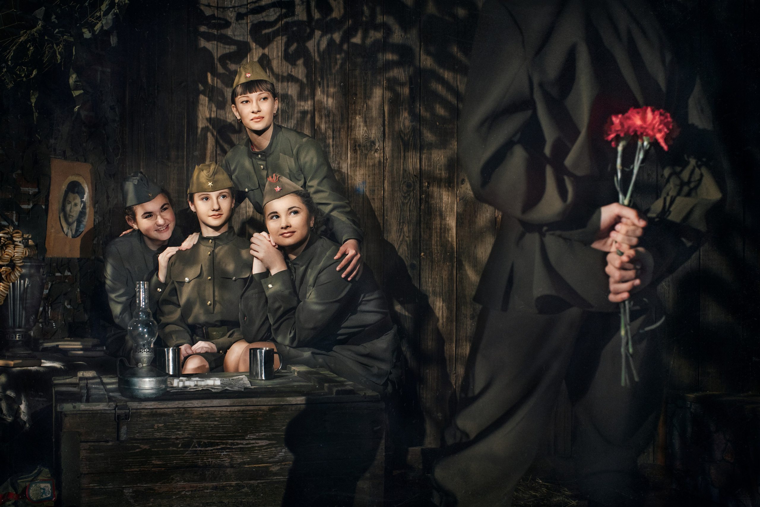 фотография в стиле милитари. репродукция на фото военных лет. дети в военной форме. четыре девушки и парень с цветами