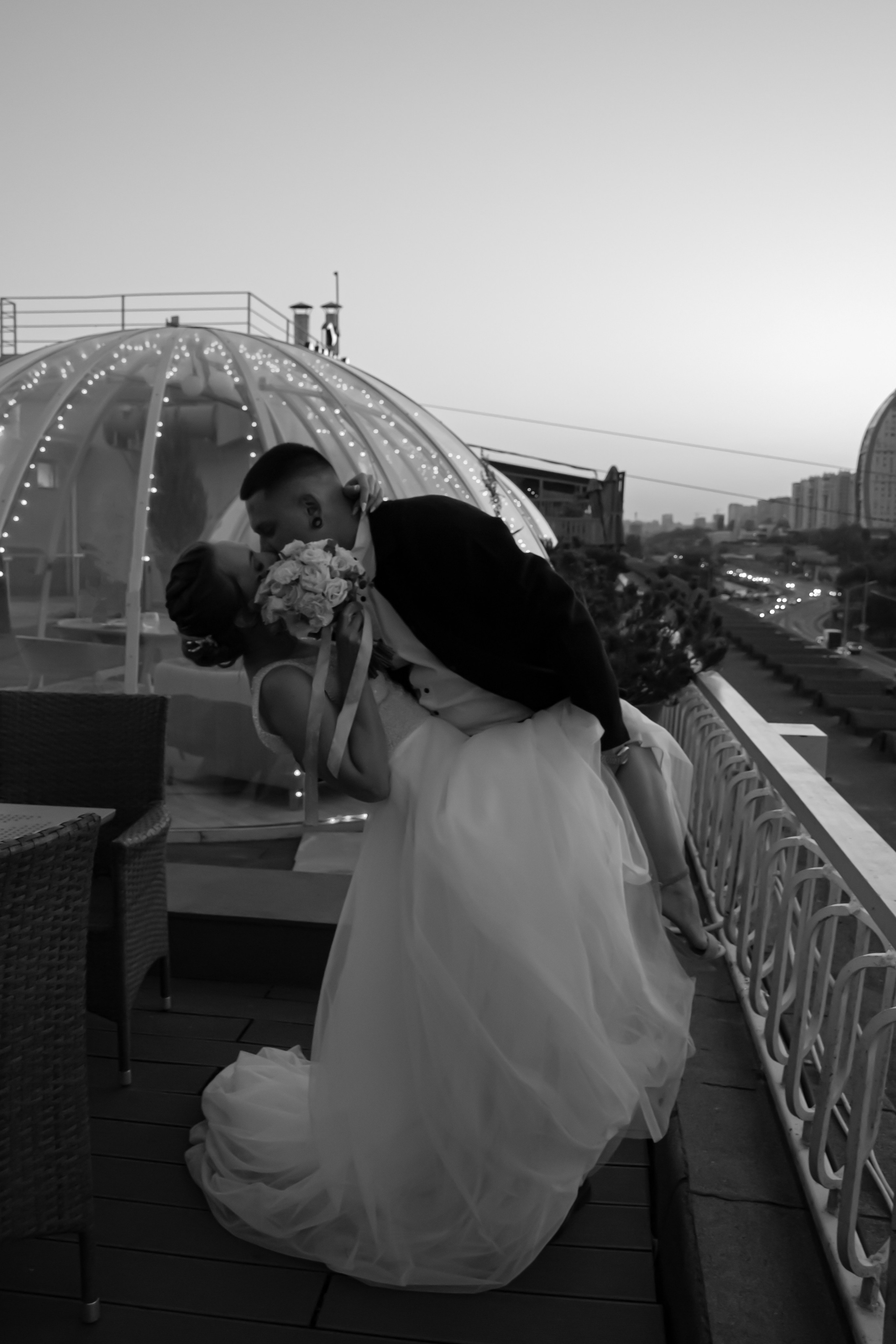 Нежные объятия молодоженов на фоне заката в Волгограде