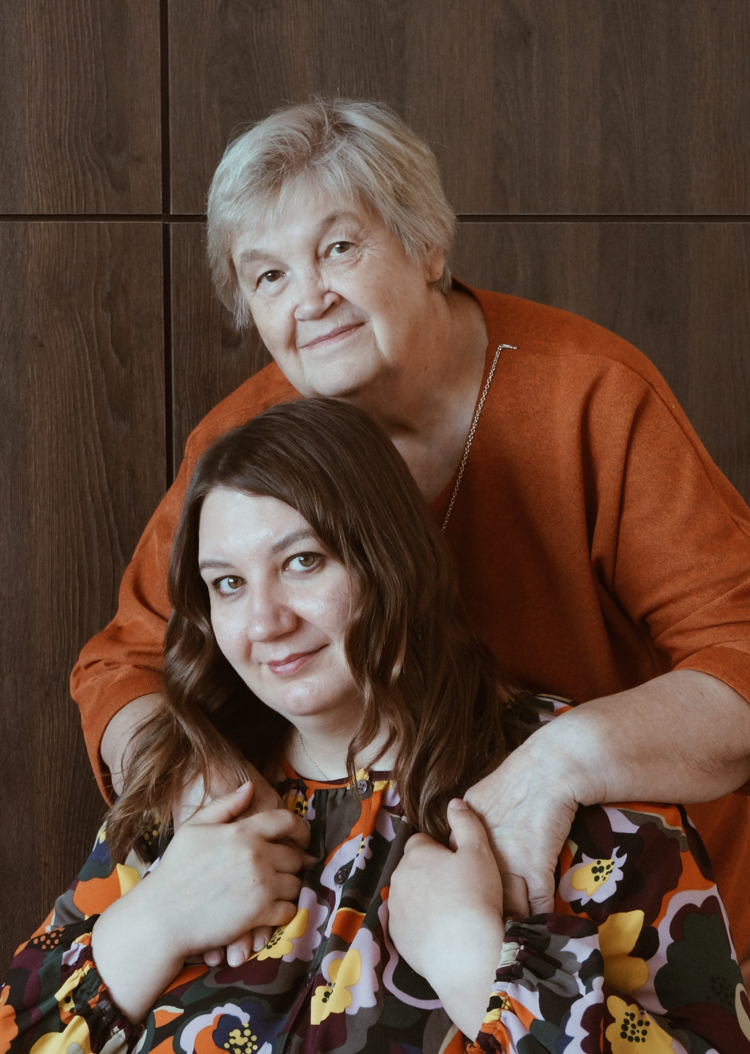 Анна и Ирина. Семейная съемка. Живые кадры в Омске. Фотограф Софья Горская