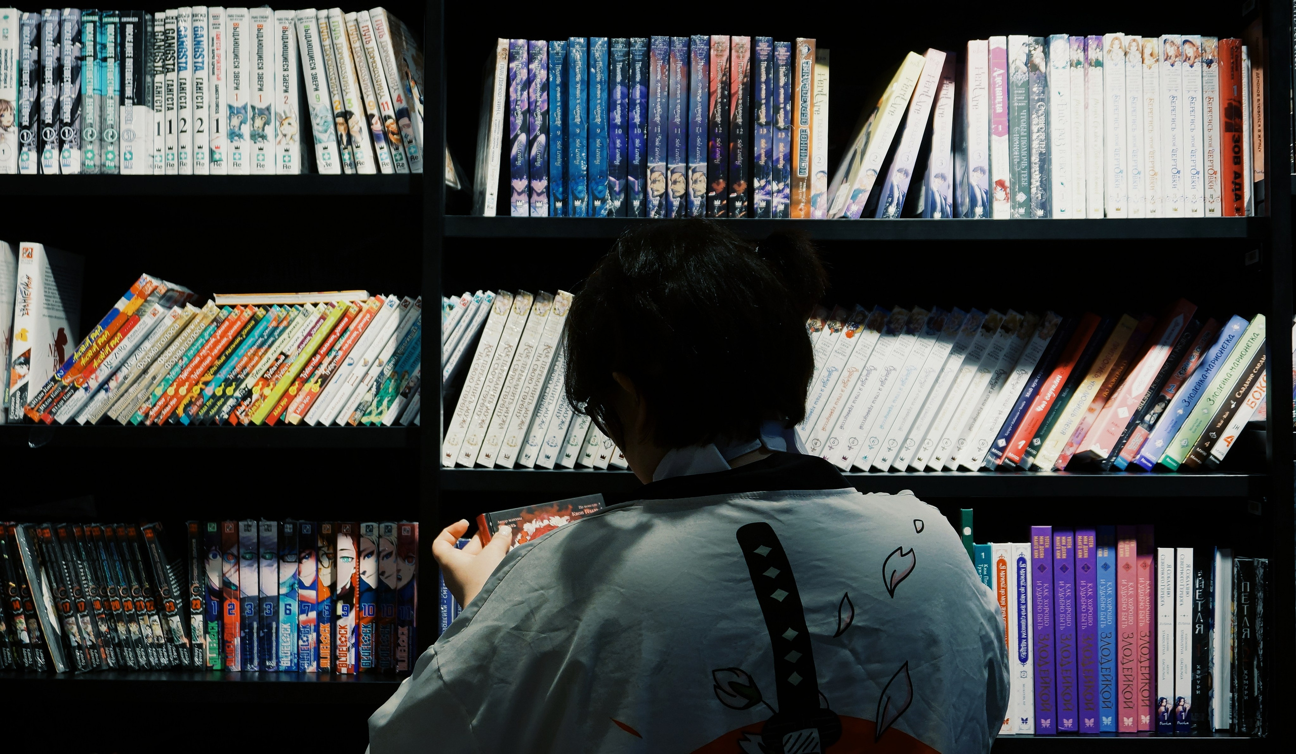 Анастасия. Книжный магазин. Живые кадры в Омске. Фотограф Софья Горская