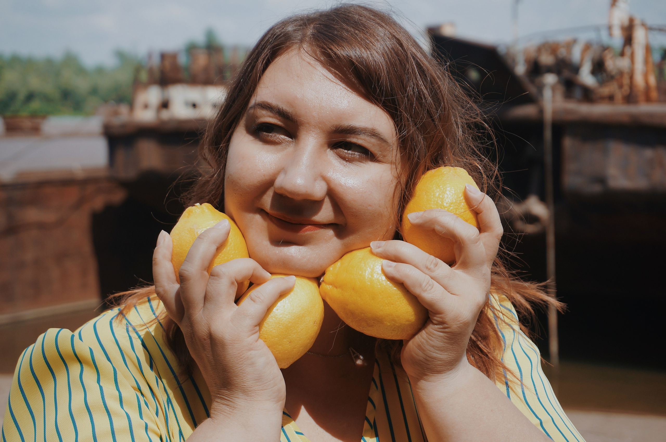 Анна. Заброшенные судна. Живые кадры в Омске. Фотограф Софья Горская