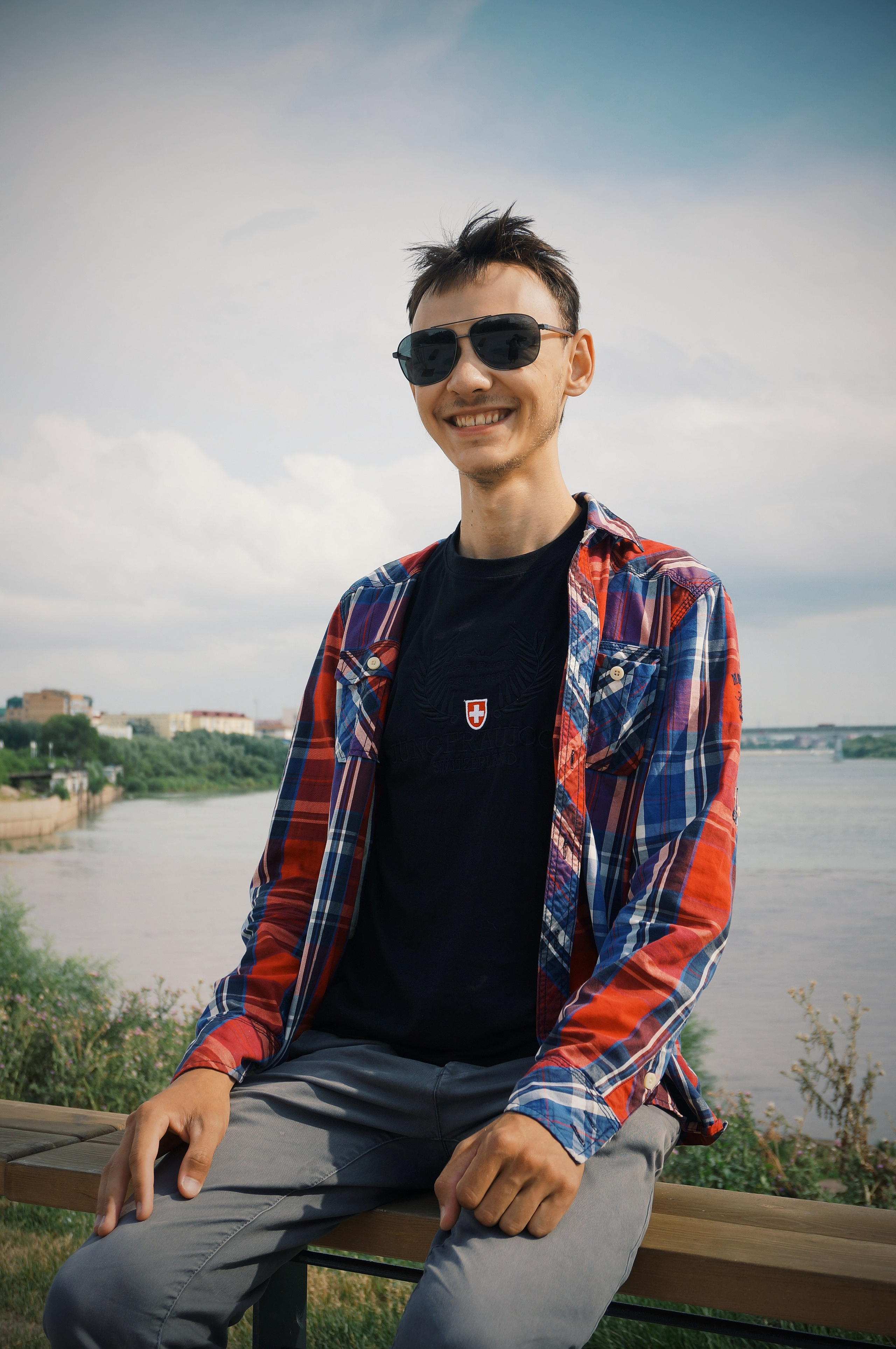 Вадим. Улица и кофейня. Живые кадры в Омске. Фотограф Софья Горская
