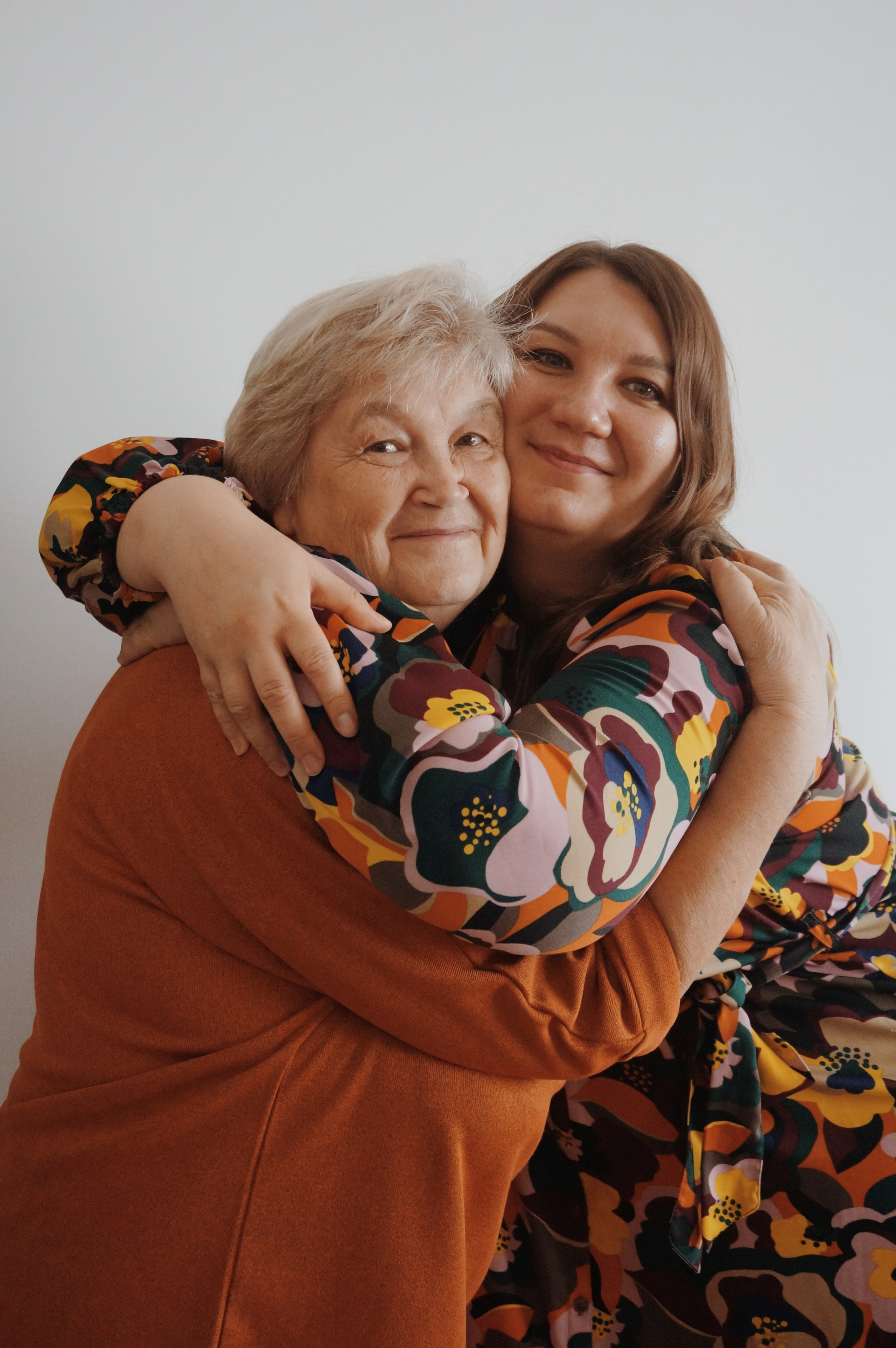 Анна и Ирина. Семейная съемка. Живые кадры в Омске. Фотограф Софья Горская