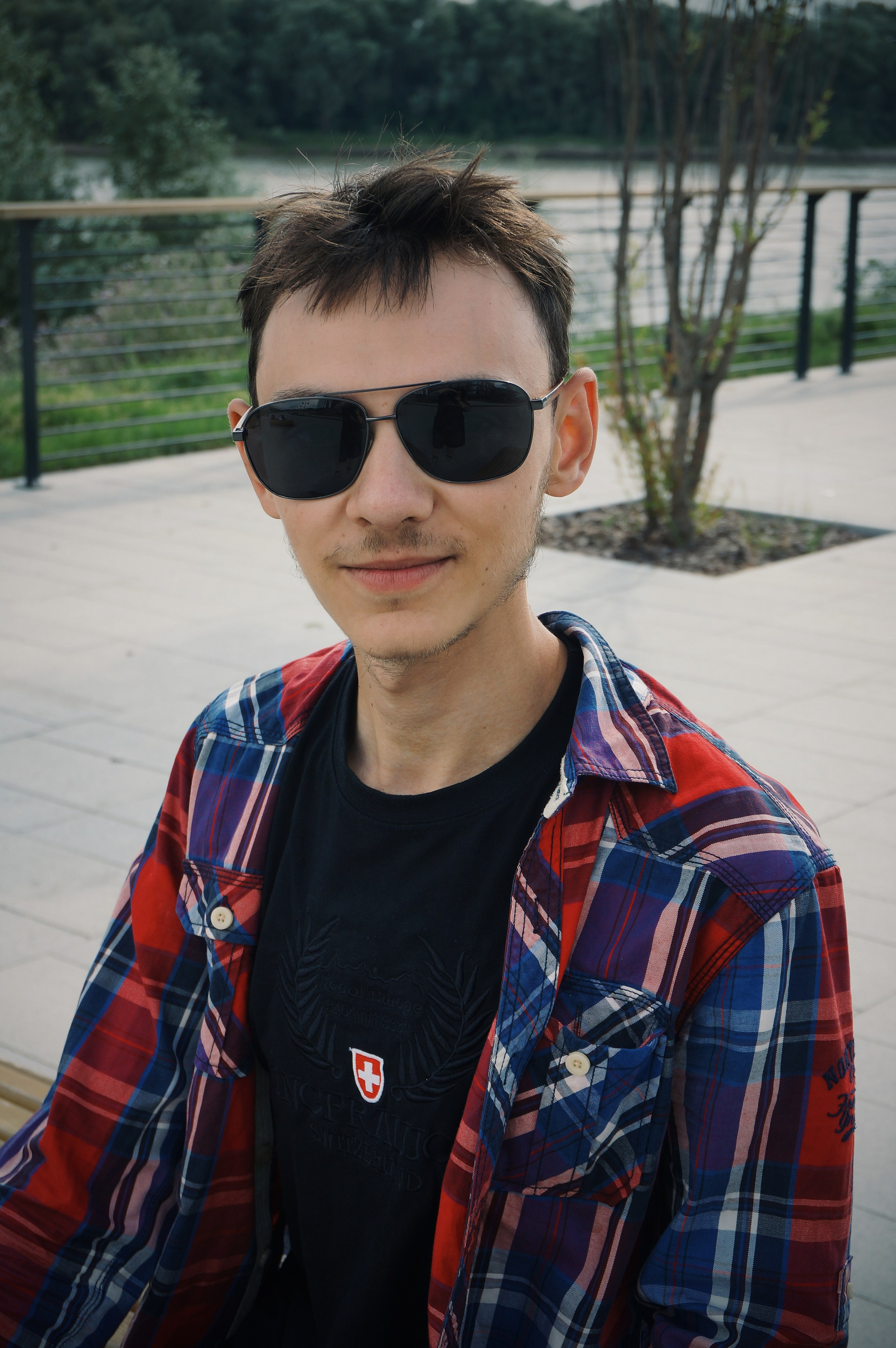 Вадим. Улица и кофейня. Живые кадры в Омске. Фотограф Софья Горская