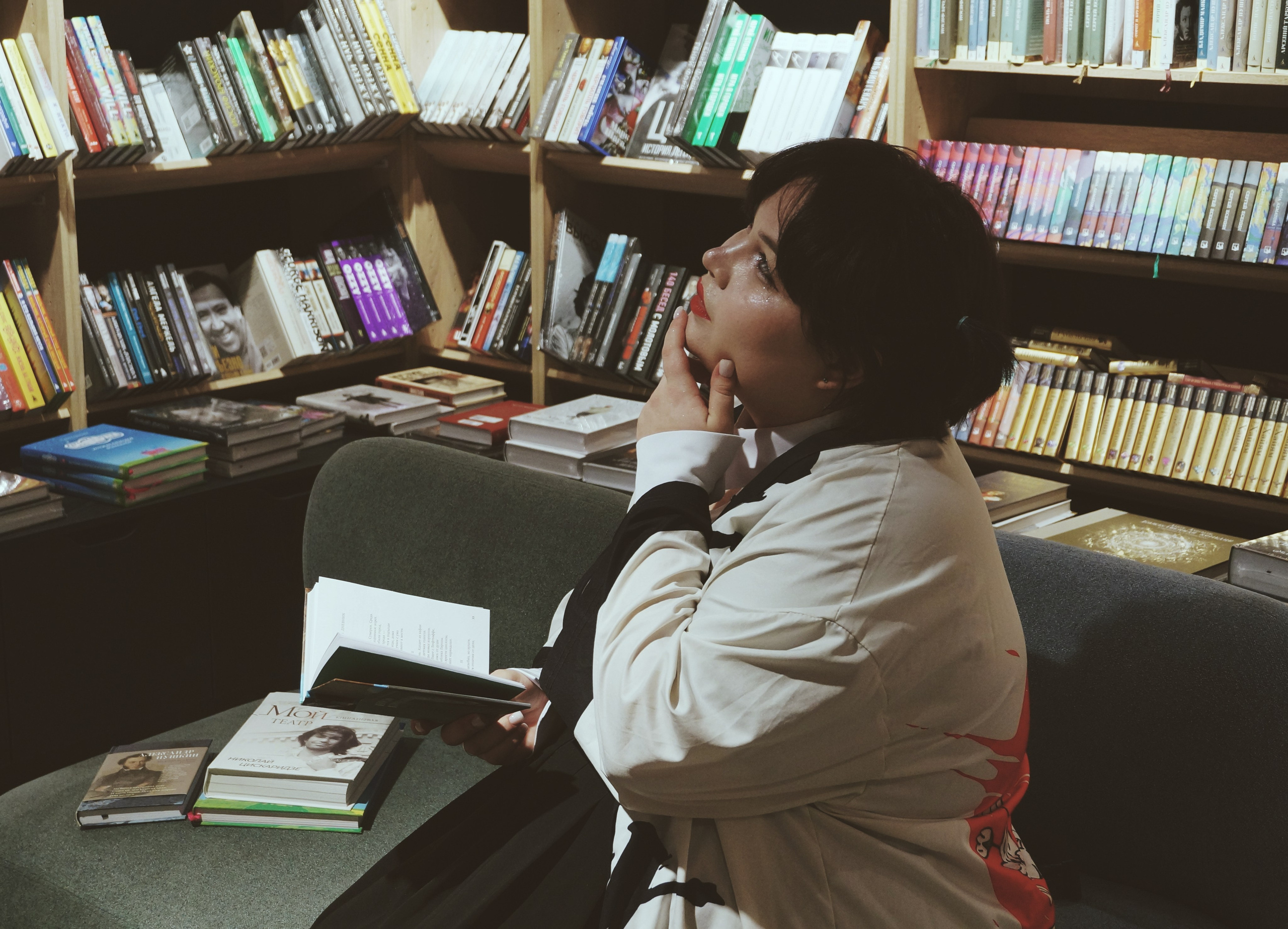 Анастасия. Книжный магазин. Живые кадры в Омске. Фотограф Софья Горская