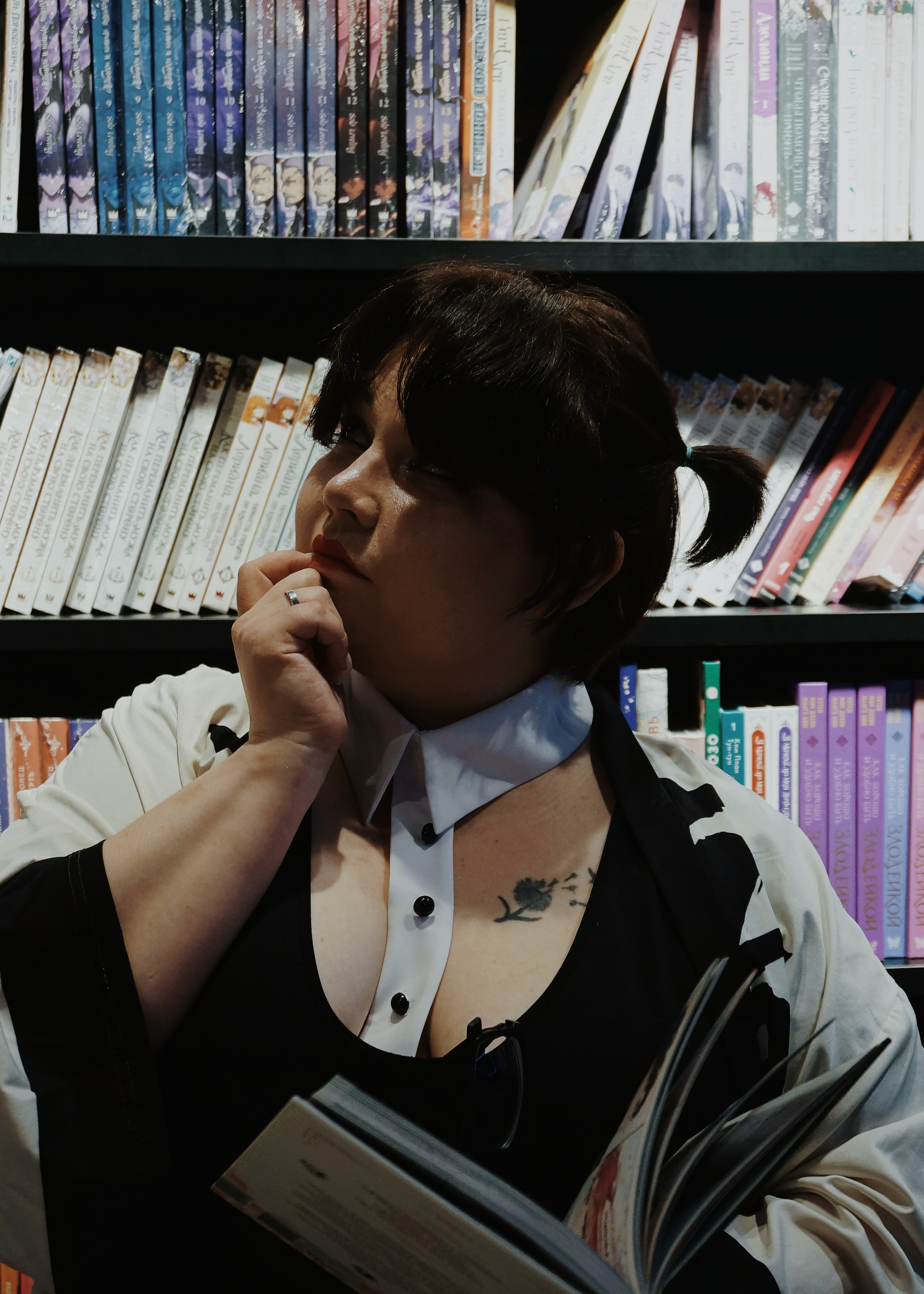 Анастасия. Книжный магазин. Живые кадры в Омске. Фотограф Софья Горская