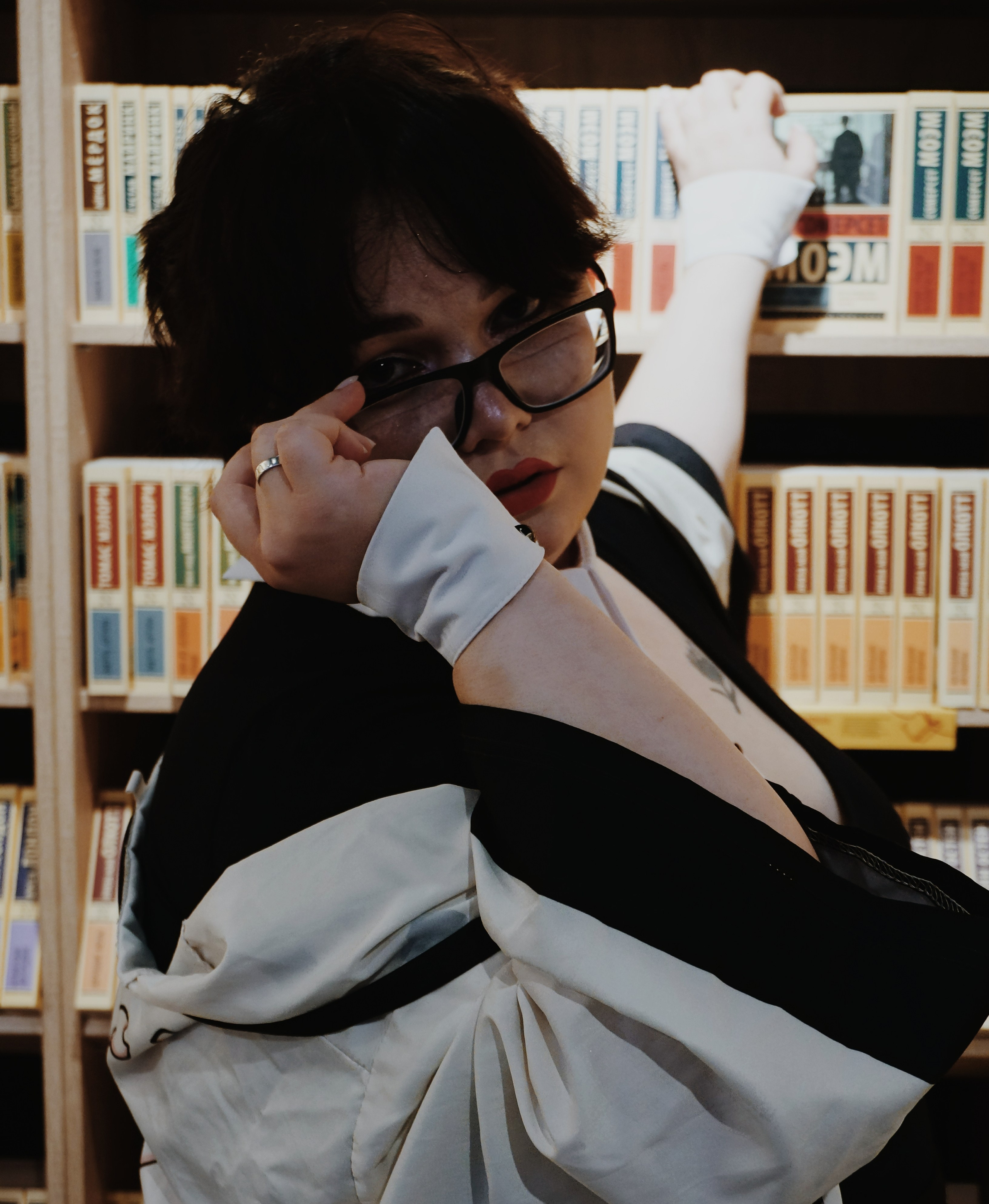 Анастасия. Книжный магазин. Живые кадры в Омске. Фотограф Софья Горская
