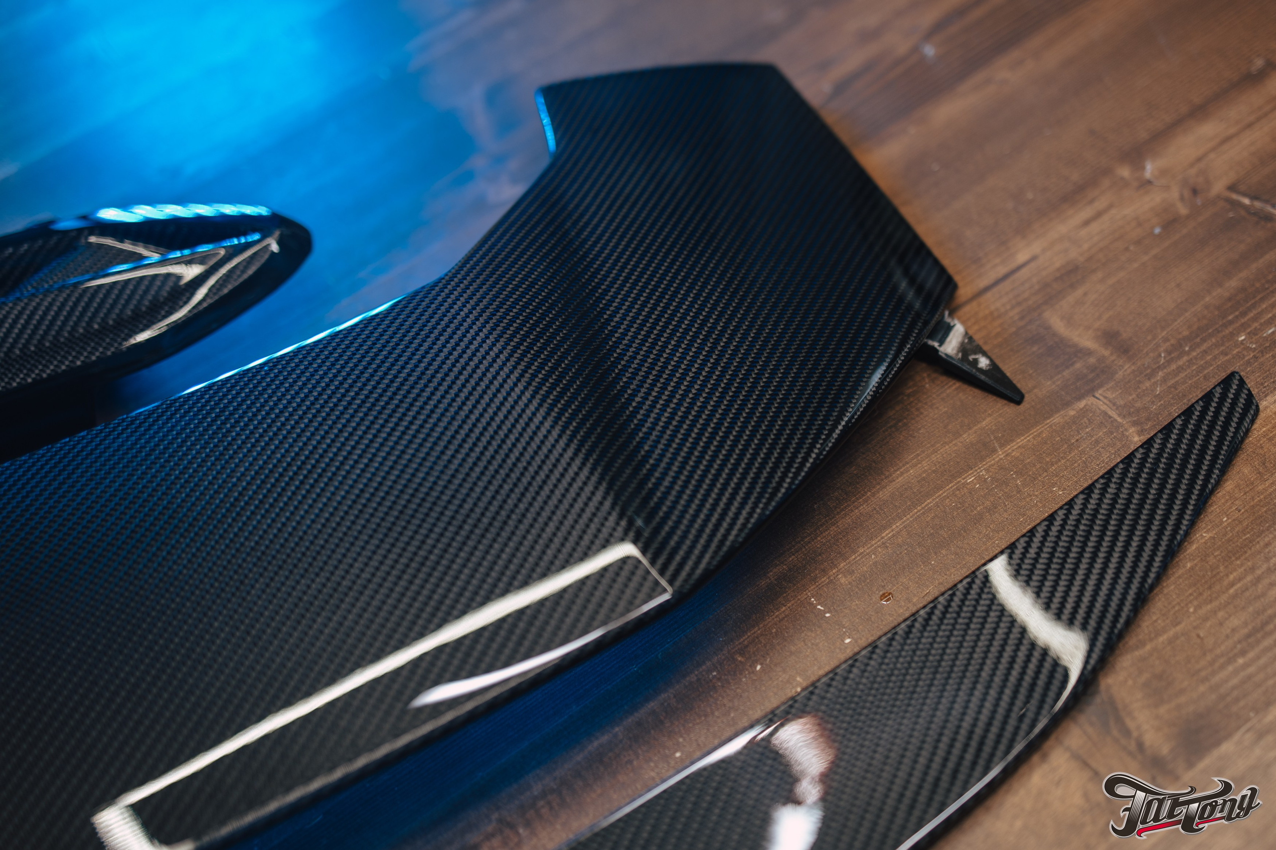 Lamborghini Urus ламинация карбоном вставок в капот, спойлеров, крышки багажника и зеркал. DeLorein