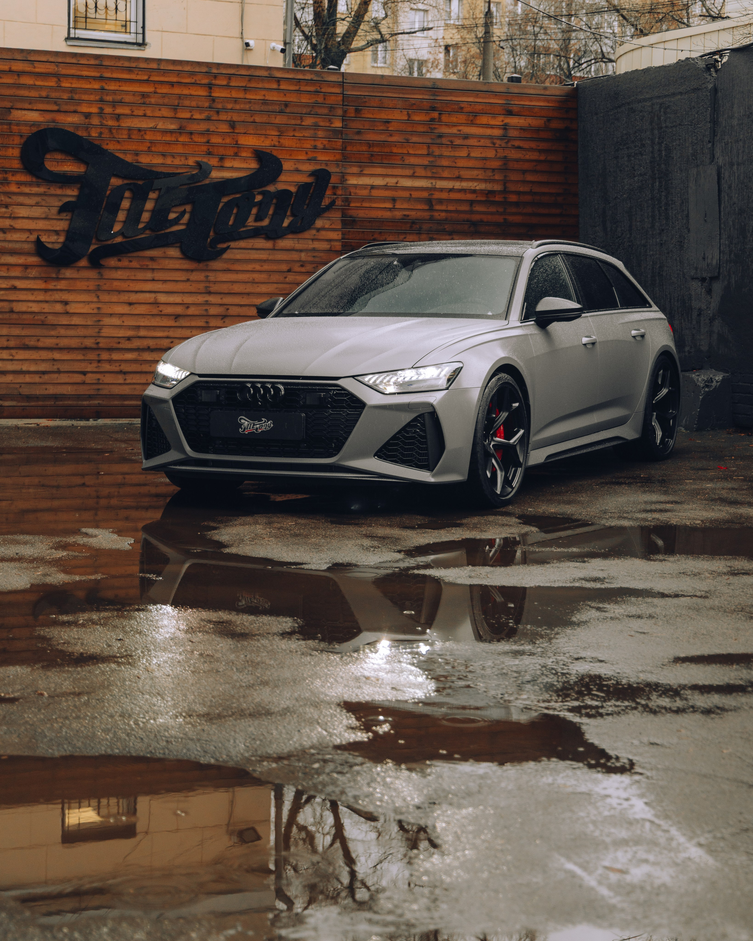 Audi RS6 снятие старой шумоизоляции и нанесение новой. DeLorein