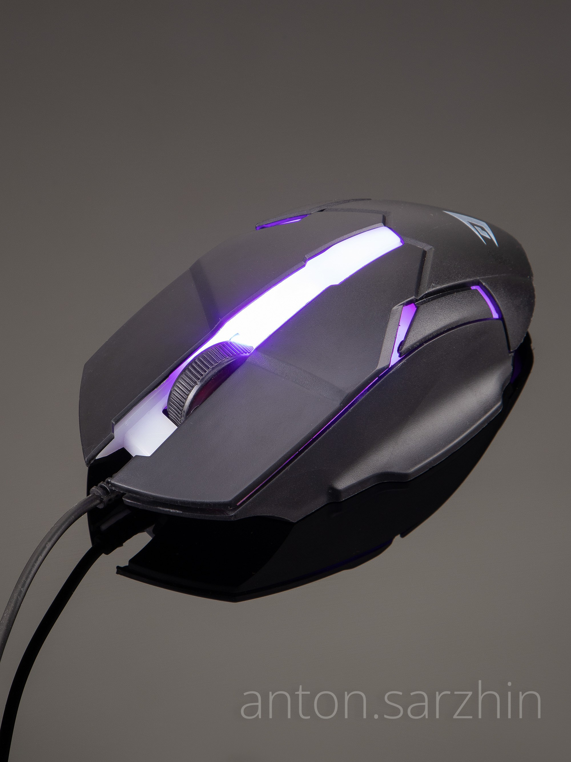 Имиджевая съемка мышки для компьютера на черном фоне