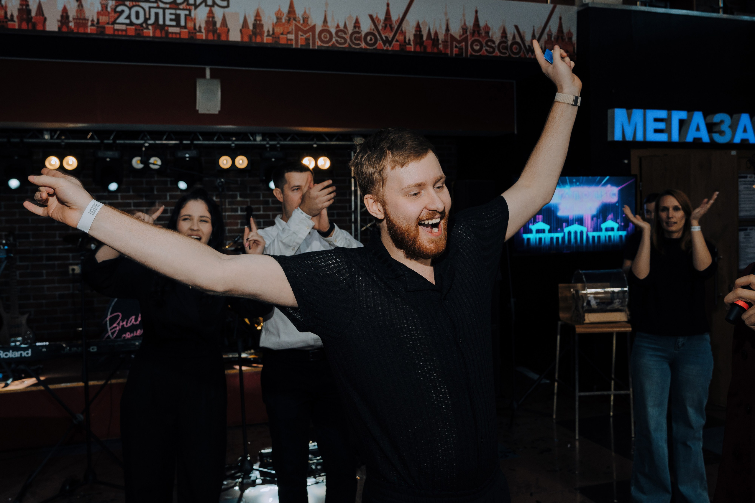 20 ЛЕТ МЕГАПОЛИС ЧЕЛЯБИНСК ХЕДЛАЙНЕР ЕЛКА. Репортажный фотограф Зуев Роман г. Челябинск