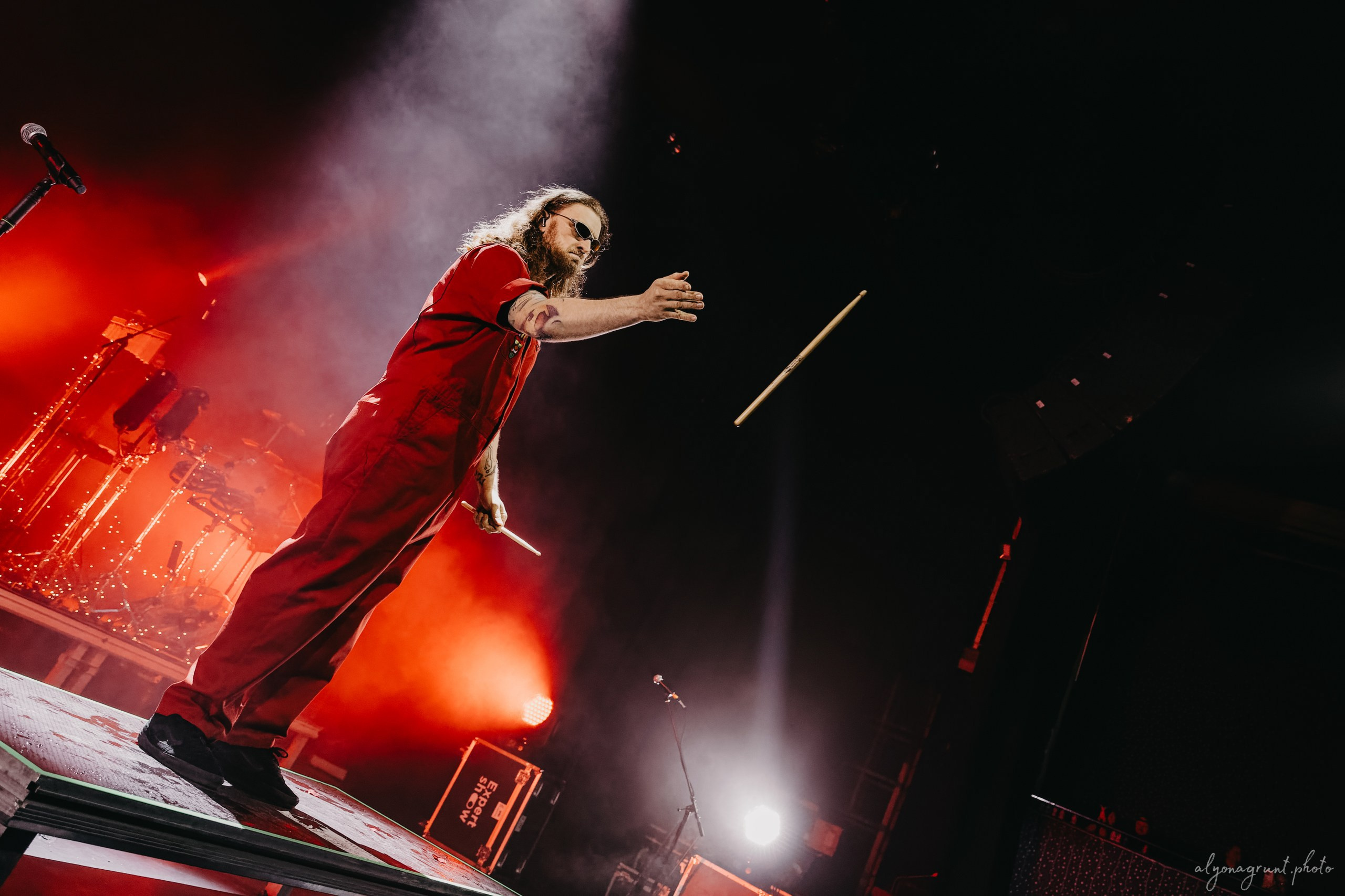 Багровый Фантомас, фоторепортаж, СПб, BASE, 14.12.2025. Алена Адрианова: фотограф в Санкт-Петербурге