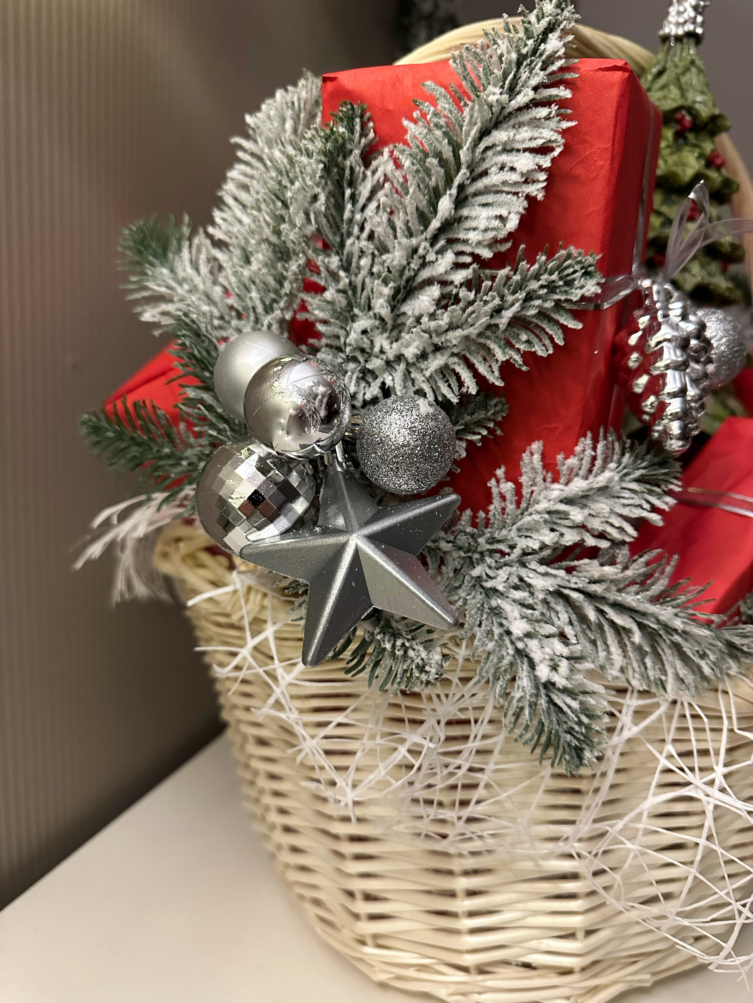 Новогодняя корзина. Студия подарочных наборов «Владия»