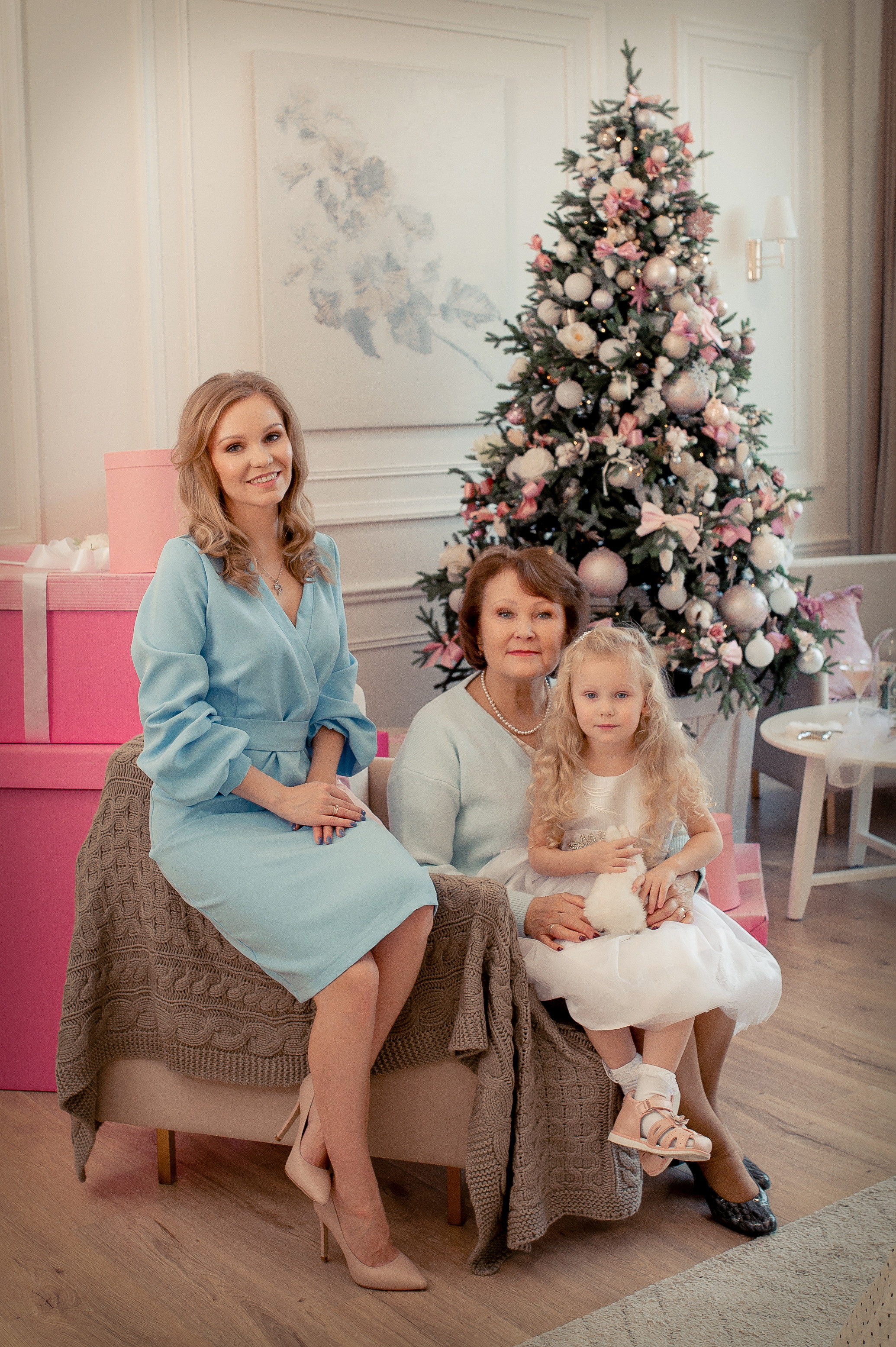 семейная фотосъёмка на фоне елки