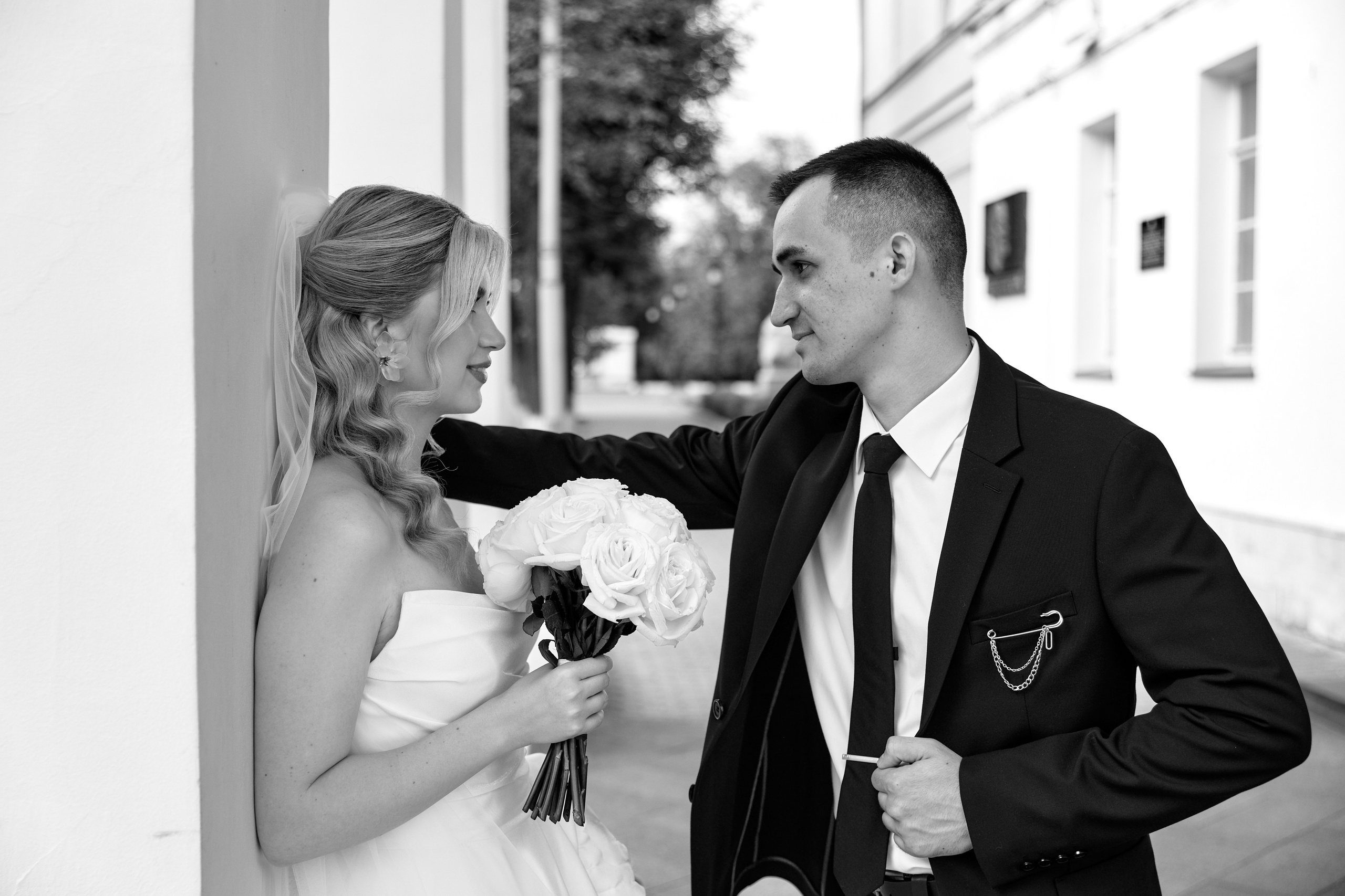 Романтический портрет жениха и невесты у колонн. Фотограф Елена Орешина