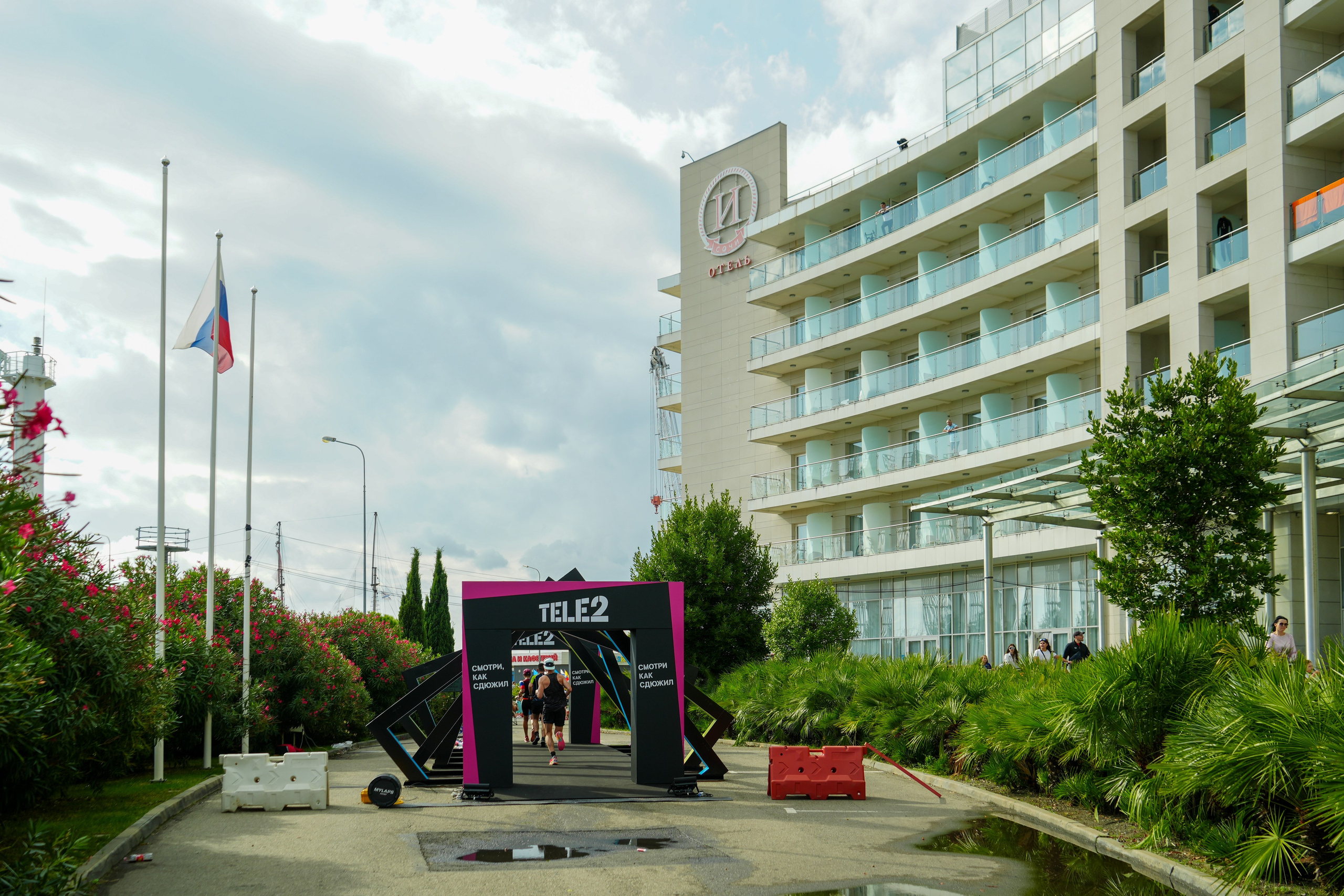 Фотоотчет партнерской интеграции для компании TELE2 на фестивале Ironstar. Репортажный фотограф в Красной Поляне и Сочи Павлюченко Екатерина