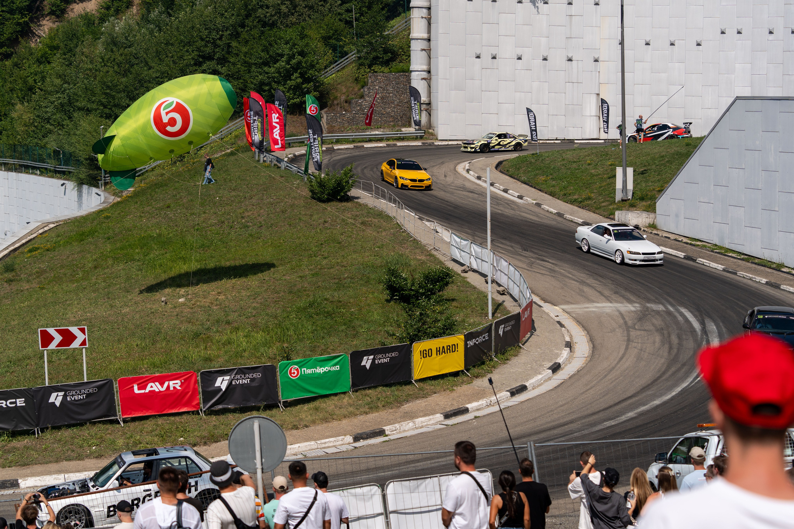 Фотоотчет партнеской интеграции для сети «Пятерочка» на фестивале «Grounded». Репортажный фотограф в Красной Поляне и Сочи Павлюченко Екатерина